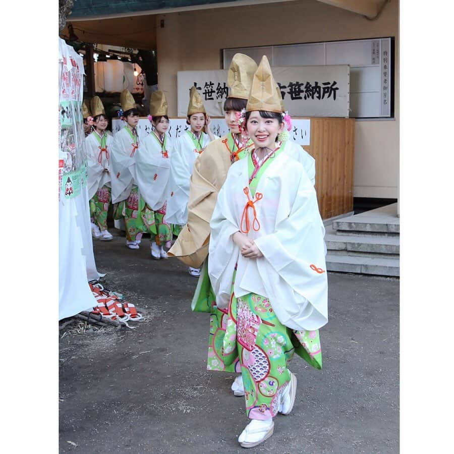 越智萌日さんのインスタグラム写真 - (越智萌日Instagram)「1月10日(金)の本戎では宝恵駕行列に参列しました🎋 . 元禄期がはじまりとされるなにわの伝統行事です💐 福娘代表として籠に乗るという貴重な体験をさせていただけました✨ . 福娘にならせていただいたお陰で、関西の歴史ある文化を継承する一員になることができました🍀 こんなにありがたく、光栄で、夢のようなことはありません😢✨ . えべっさんのご縁、そして宝恵駕行列に関わり支えてくださっている全ての方々に、心の底からの感謝の気持ちでいっぱいです🥺💚 . 朝早くからお写真撮っていただいたカメラマンの方々、本当にたくさんの素敵なお写真ありがとうございます✨ . 投稿した写真にはSNSから拝借したお写真もあります🙇‍♀️ . . . . . . . . . . . #今宮戎福娘　#今宮戎  #福娘  #福娘代表  #今宮戎神社  #十日戎　#十日えびす #宝恵駕　#宝恵駕籠 　#宝恵駕行列  #宝恵駕籠行列  #本えびす　#本戎」1月18日 22時39分 - moeka19990201