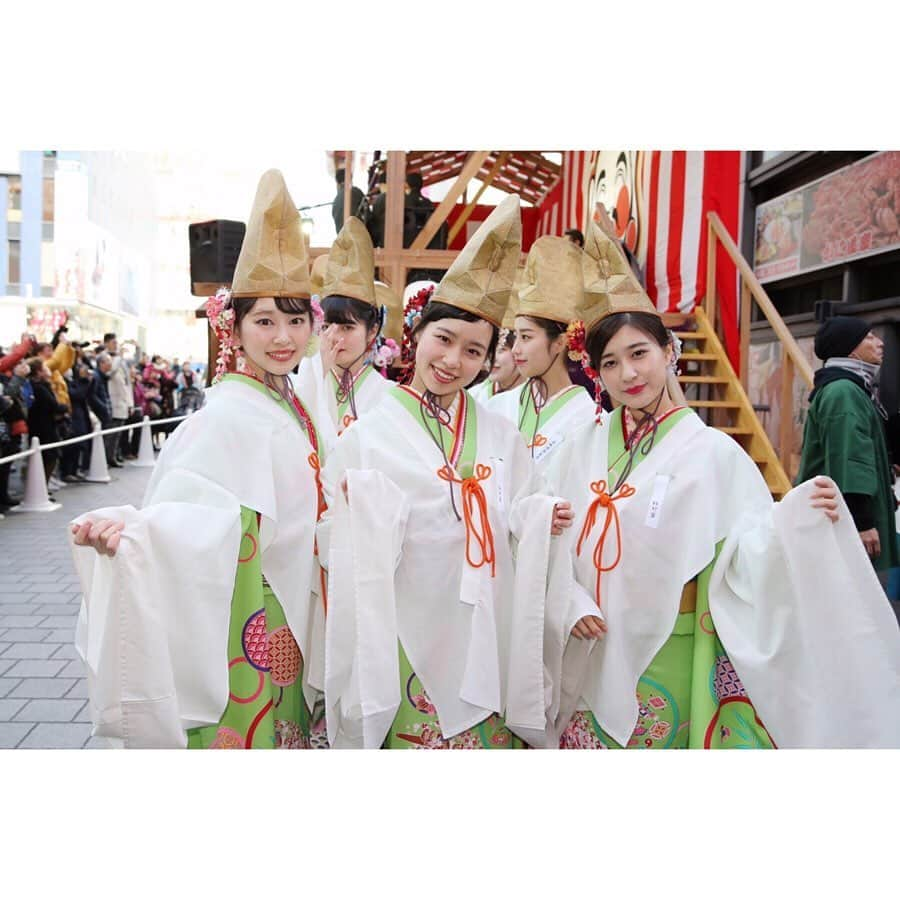 越智萌日さんのインスタグラム写真 - (越智萌日Instagram)「1月10日(金)の本戎では宝恵駕行列に参列しました🎋 . 元禄期がはじまりとされるなにわの伝統行事です💐 福娘代表として籠に乗るという貴重な体験をさせていただけました✨ . 福娘にならせていただいたお陰で、関西の歴史ある文化を継承する一員になることができました🍀 こんなにありがたく、光栄で、夢のようなことはありません😢✨ . えべっさんのご縁、そして宝恵駕行列に関わり支えてくださっている全ての方々に、心の底からの感謝の気持ちでいっぱいです🥺💚 . 朝早くからお写真撮っていただいたカメラマンの方々、本当にたくさんの素敵なお写真ありがとうございます✨ . 投稿した写真にはSNSから拝借したお写真もあります🙇‍♀️ . . . . . . . . . . . #今宮戎福娘　#今宮戎  #福娘  #福娘代表  #今宮戎神社  #十日戎　#十日えびす #宝恵駕　#宝恵駕籠 　#宝恵駕行列  #宝恵駕籠行列  #本えびす　#本戎」1月18日 22時39分 - moeka19990201