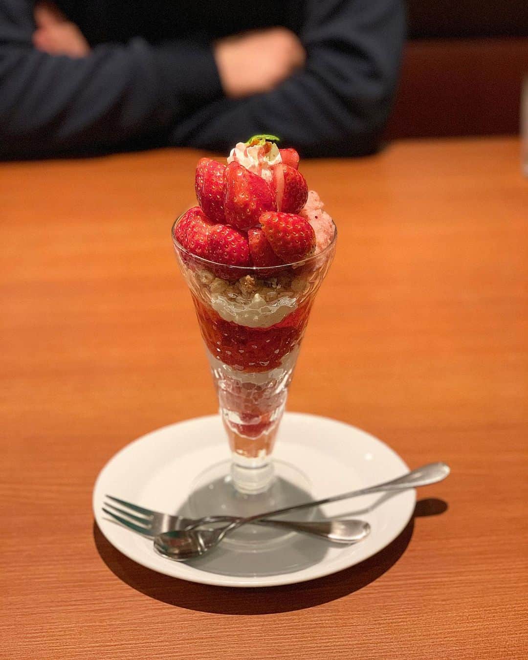 齋藤智奈美のインスタグラム：「デニーズのパフェ美味しかった🍓 .  #イチゴパフェ」