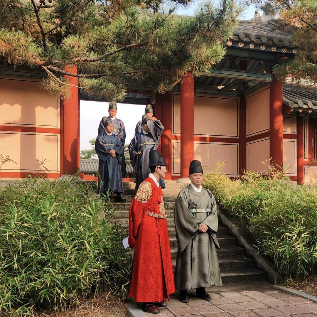 のインスタグラム：「다들 본방사수 준비중이시죠?! 은보 구하러가자😠 #간택 #이경 #황내관 #본방사수📺」
