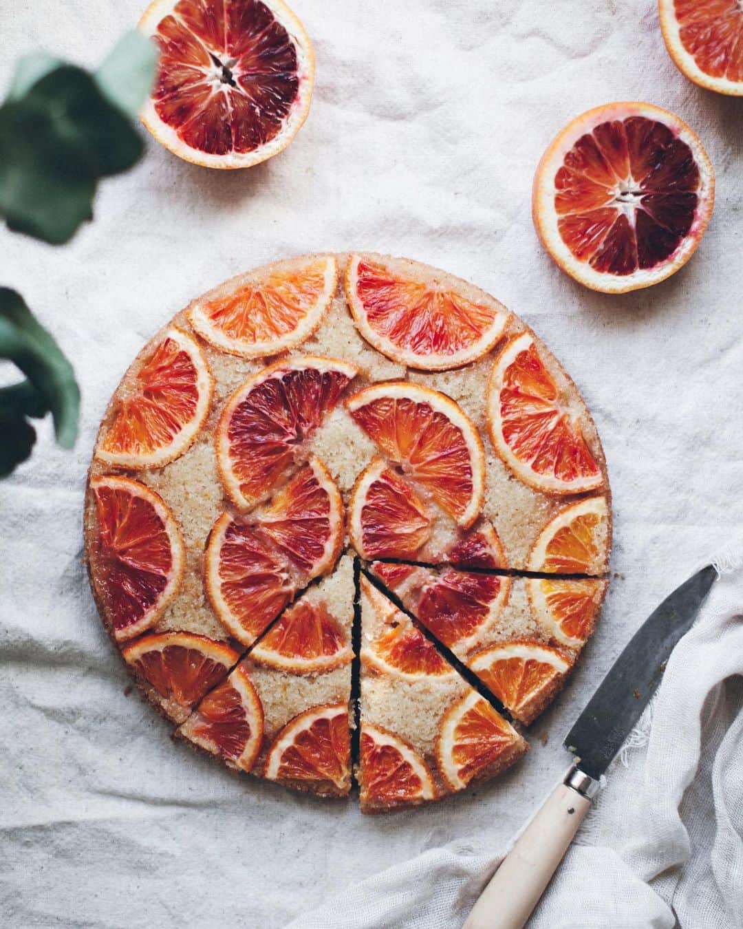 Linda Lomelinoのインスタグラム：「An old favorite 🍊 Blood orange upside down cake! Served with almond paste ice cream 👌🏼 Have you tried it? Find the recipe through the link in my profile 🥰」
