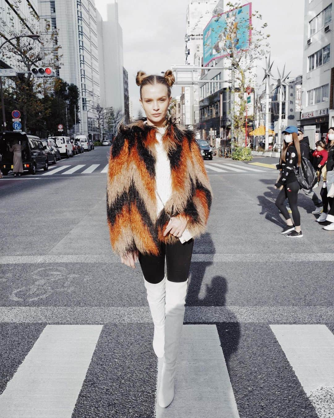 ジョセフィン・スクリヴァーさんのインスタグラム写真 - (ジョセフィン・スクリヴァーInstagram)「Make the streets your catwalk. 🥰 #revolvearoundtheworld @revolve」1月18日 22時59分 - josephineskriver