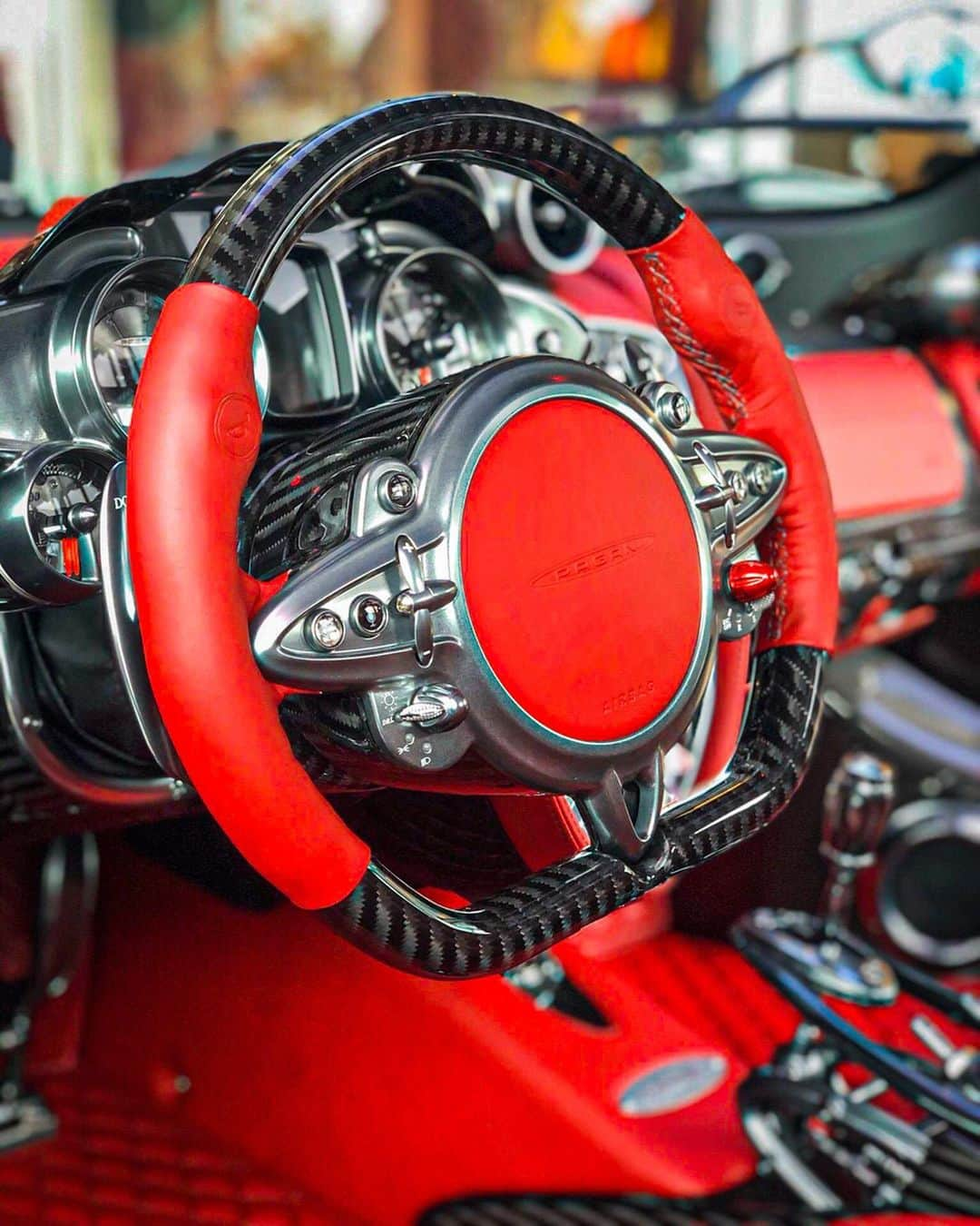 ホルヘ・ロレンソさんのインスタグラム写真 - (ホルヘ・ロレンソInstagram)「Details of an art work. 🔬 Hot? 🔥—————————————————————— #pagani #paganihuayra #hypercars #dreamcars #exoticcars  #paganiautomobili #cardaily #paganiraduno #supercar #supercars #carsdaily #carsofinstagram #luxurycars #carlifestyle #car #cars #carsofinstagram #carlifestyle #carswithoutilimits #carlovers #caroftheday #carstagram #v12 #iloveit #modena #carbon #carbonfiber #masterpiece #fastcars」1月18日 23時10分 - jorgelorenzo99