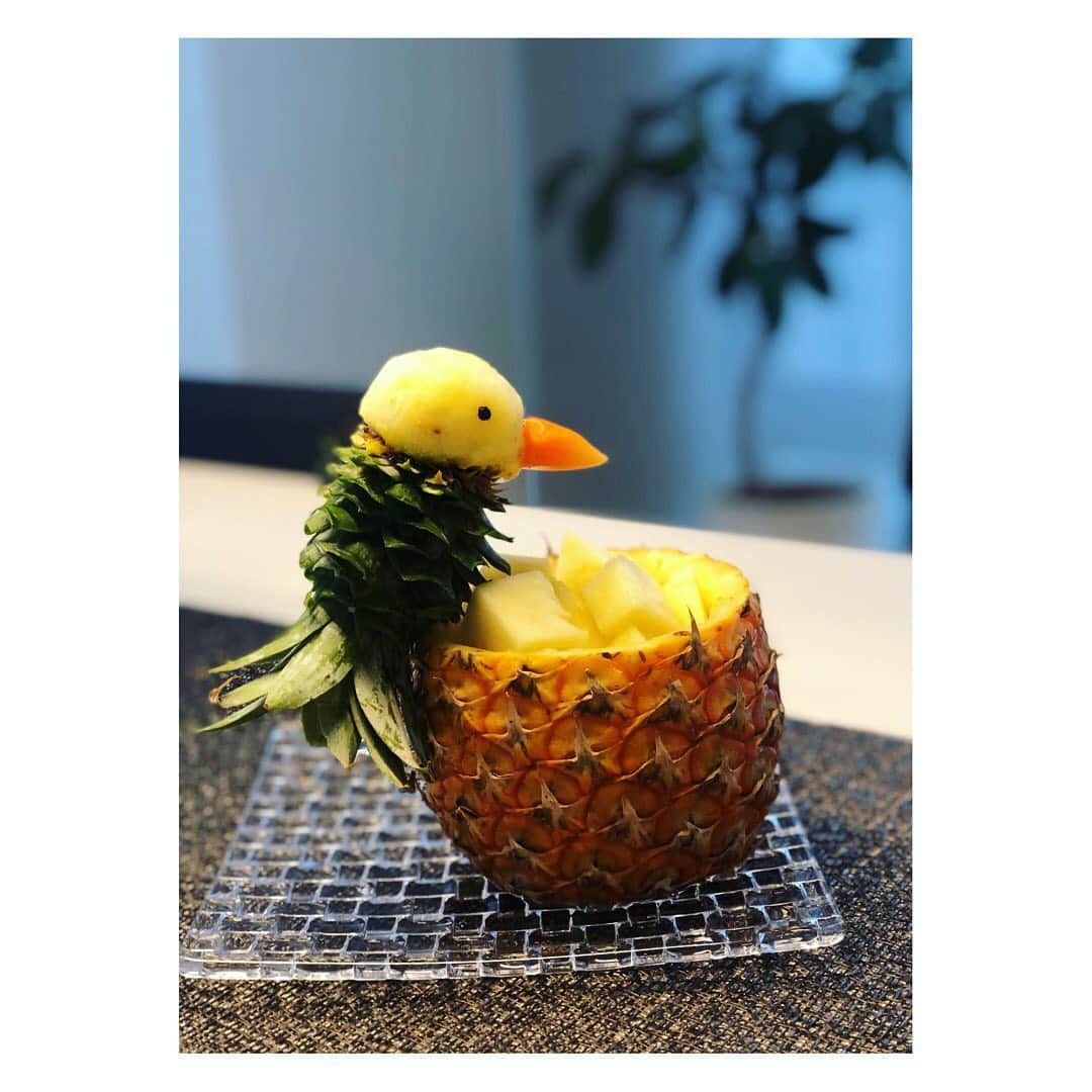 望月理恵さんのインスタグラム写真 望月理恵instagram こんなの作りました 沖縄土産で頂いたパイナップル 趣味 パイナップル の飾り切り 鳥の完成度が低いかな パイナップル 大好物 飾り切り楽しい お土産 ありがとう クチバシは人参です モッち