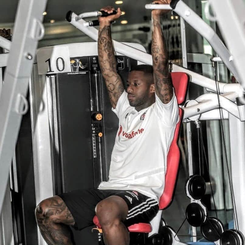 イェレマイン・レンスのインスタグラム：「🏋🏾‍♂️ gym training」