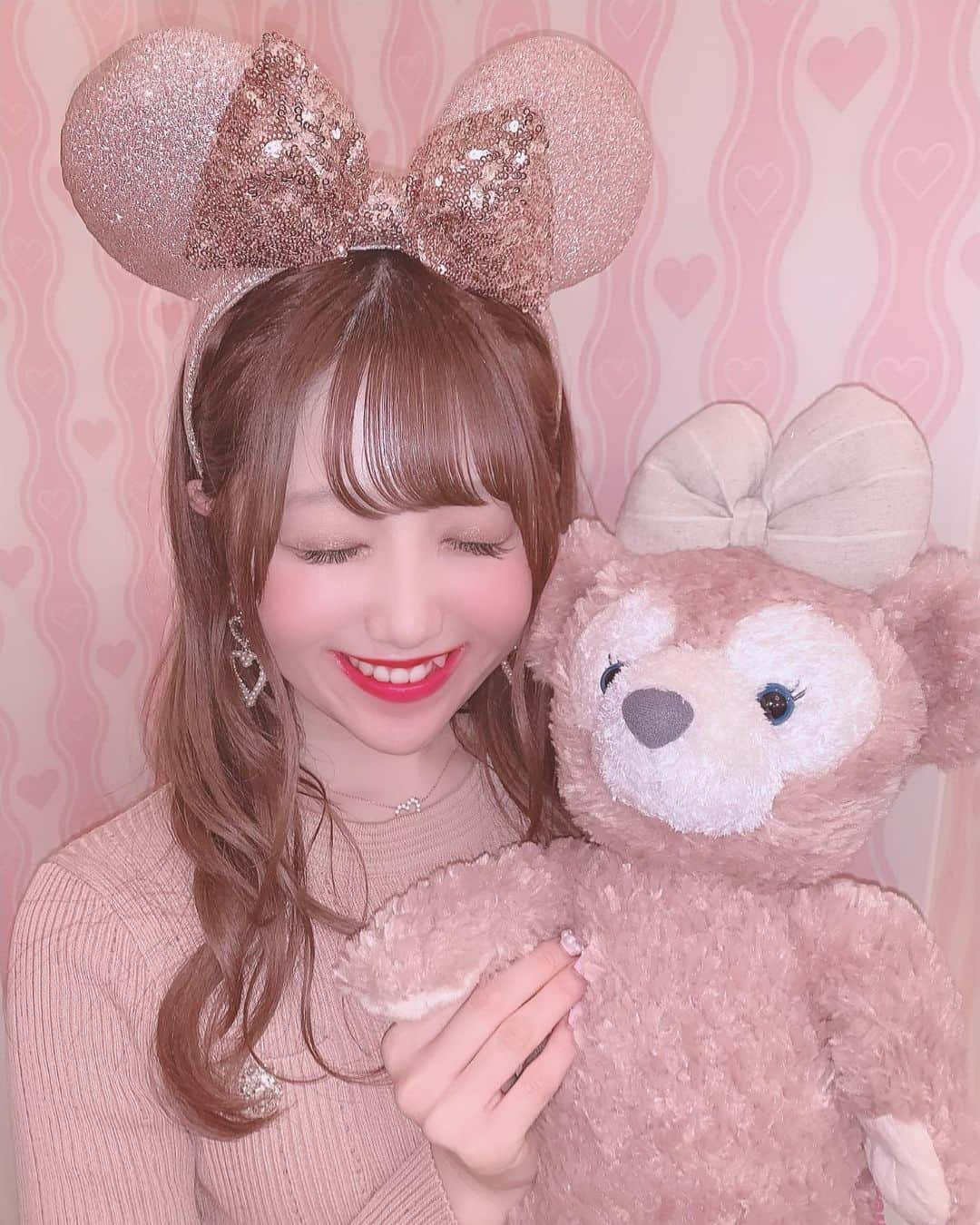 田口未彩さんのインスタグラム写真 - (田口未彩Instagram)「🎀 . . ピンクとリボンとシェリーメイちゃんとキラキラとハート😢😢😢 だいすきなものばっか、😢😢💕💕 . . . #上海ディズニー　#上海ディズニーランド　#上海　#上海旅行　#上海観光　#ディズニーランド　#ディズニー  #disneyland #disney #ディズニーカチューシャ　#量産型女子　#量産型コーデ　#ツインテール　#シェリーメイ　#ダッフィー」1月18日 23時19分 - miiro_taguchi