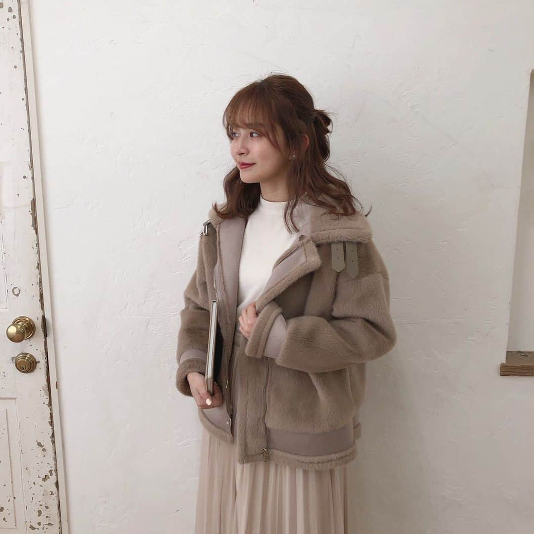 mellowneonさんのインスタグラム写真 - (mellowneonInstagram)「♡ fur mustan coat ♡ 珍しいファー素材の ムスタンコート🧸✨ . いろいろなお洋服に 合わせやすいですが、 スカートと合わせた カジュアルガーリーコーデが mellowneon プレス的 おすすめコーデ🍒 . どちらのカラーも mellowっぽコーデにぴったり🥺いちおしアウターです♡ . #mellowneon#メロウネオン#アウター#コート#ファーコート#ムスタンコート#ムートンコート#お洒落さんと繋がりたい#おしゃれさんと繋がりたい#スカートコーデ#参戦服#ディズニーコーデ#プチプラコーデ#プチプラファッション」1月18日 23時11分 - mellow_neon