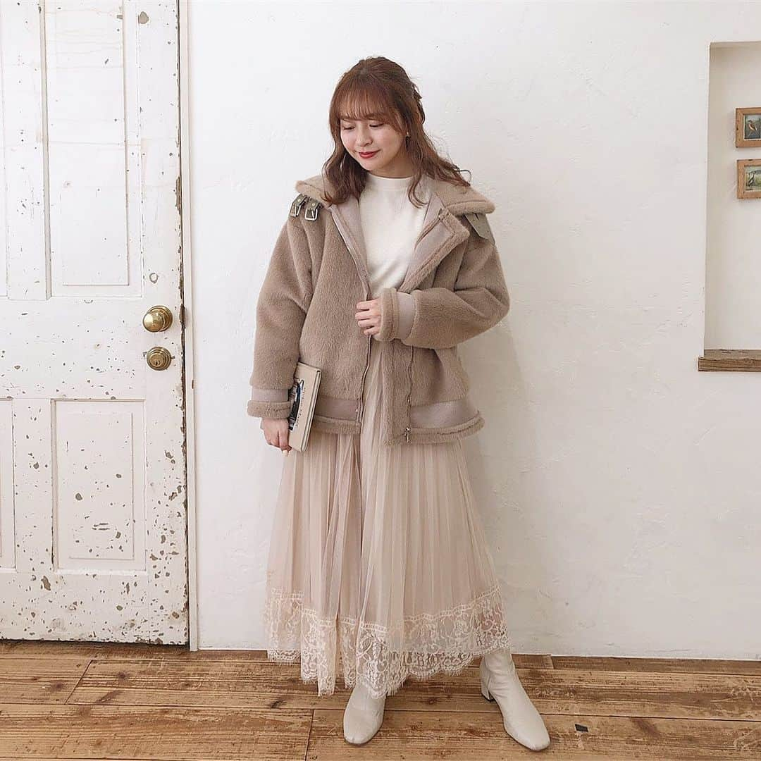 mellowneonさんのインスタグラム写真 - (mellowneonInstagram)「♡ fur mustan coat ♡ 珍しいファー素材の ムスタンコート🧸✨ . いろいろなお洋服に 合わせやすいですが、 スカートと合わせた カジュアルガーリーコーデが mellowneon プレス的 おすすめコーデ🍒 . どちらのカラーも mellowっぽコーデにぴったり🥺いちおしアウターです♡ . #mellowneon#メロウネオン#アウター#コート#ファーコート#ムスタンコート#ムートンコート#お洒落さんと繋がりたい#おしゃれさんと繋がりたい#スカートコーデ#参戦服#ディズニーコーデ#プチプラコーデ#プチプラファッション」1月18日 23時11分 - mellow_neon