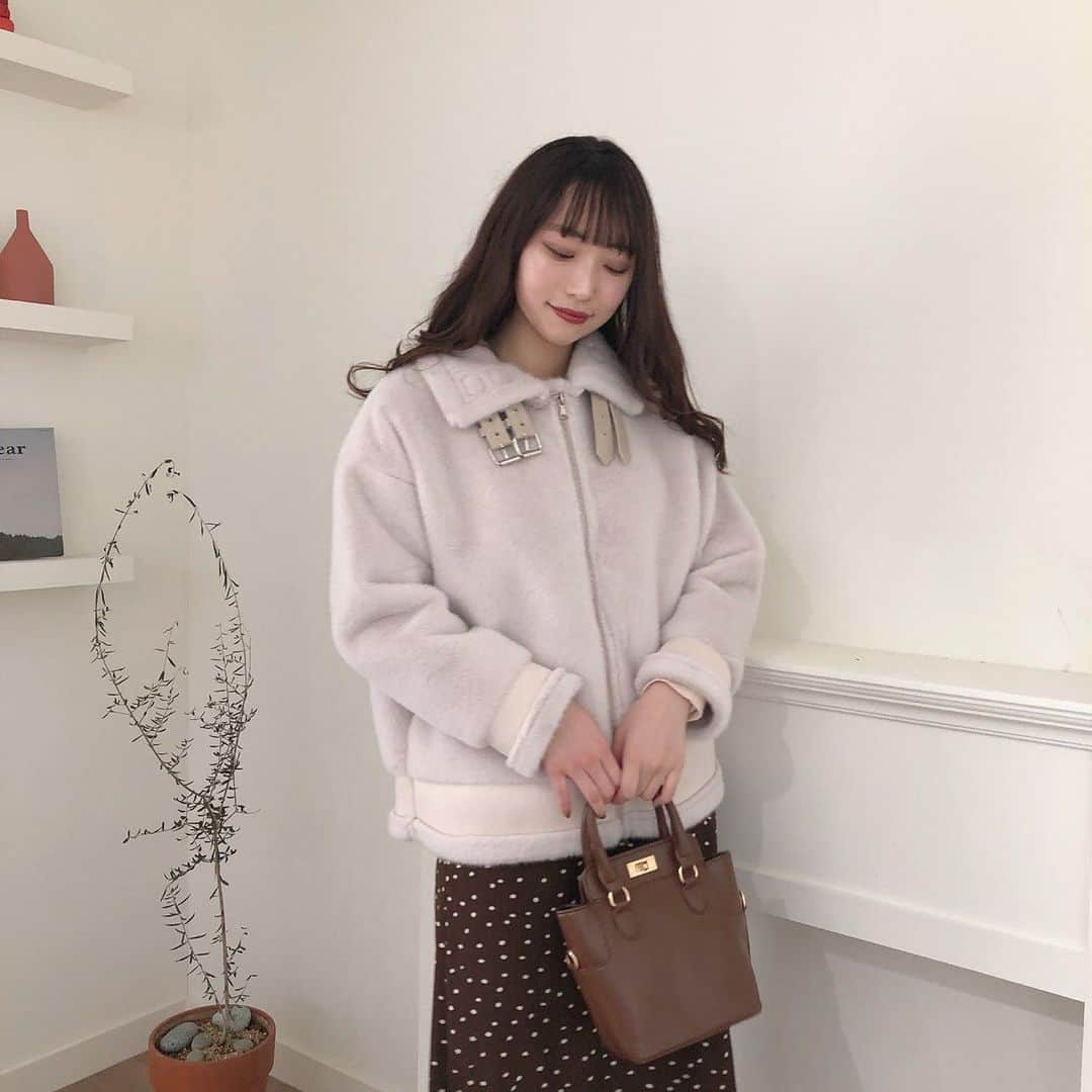 mellowneonさんのインスタグラム写真 - (mellowneonInstagram)「♡ fur mustan coat ♡ 珍しいファー素材の ムスタンコート🧸✨ . いろいろなお洋服に 合わせやすいですが、 スカートと合わせた カジュアルガーリーコーデが mellowneon プレス的 おすすめコーデ🍒 . どちらのカラーも mellowっぽコーデにぴったり🥺いちおしアウターです♡ . #mellowneon#メロウネオン#アウター#コート#ファーコート#ムスタンコート#ムートンコート#お洒落さんと繋がりたい#おしゃれさんと繋がりたい#スカートコーデ#参戦服#ディズニーコーデ#プチプラコーデ#プチプラファッション」1月18日 23時11分 - mellow_neon