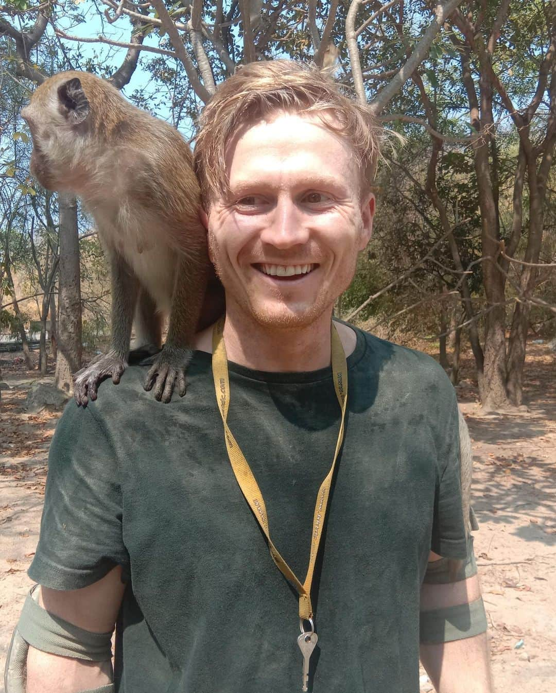 マグナス・ミトボさんのインスタグラム写真 - (マグナス・ミトボInstagram)「Helping my monkeys out with the coconut 🥥」1月18日 23時16分 - magmidt