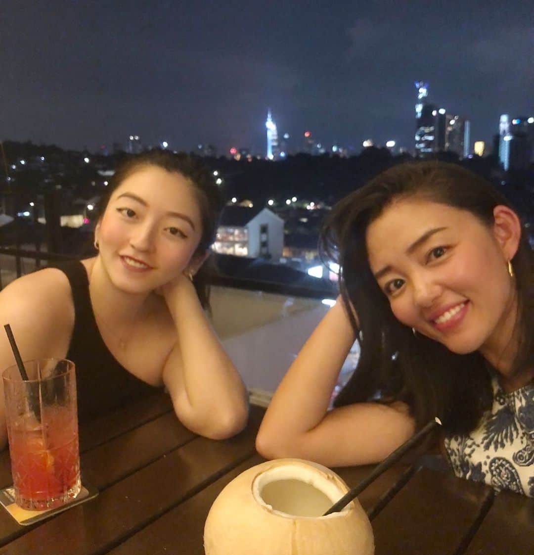阿部優貴子のインスタグラム：「すっかり遅くなってしまいましたがあけましておめでとうございます🙇‍♀️🙏 年末年始は第二のふるさと、マレーシアへ🇲🇾今回は長めに滞在できたので、現地にいる幼なじみたちとたくさん会って近況報告を聞くことができました。 向こうは中国のチャイニーズニューイヤーに合わせてお祝いする人が多いのでお正月気分はあんまり感じなかったですが。温暖な気候、美味しい食べ物、安い物価…何度来ても私はやっぱりこの国が大好きです🥰❤️ またまとめて、マレーシアフードについて投稿しますね🦀  #kualalumpur #malaysia  #instatravel  #クアラルンプール #マレーシア」