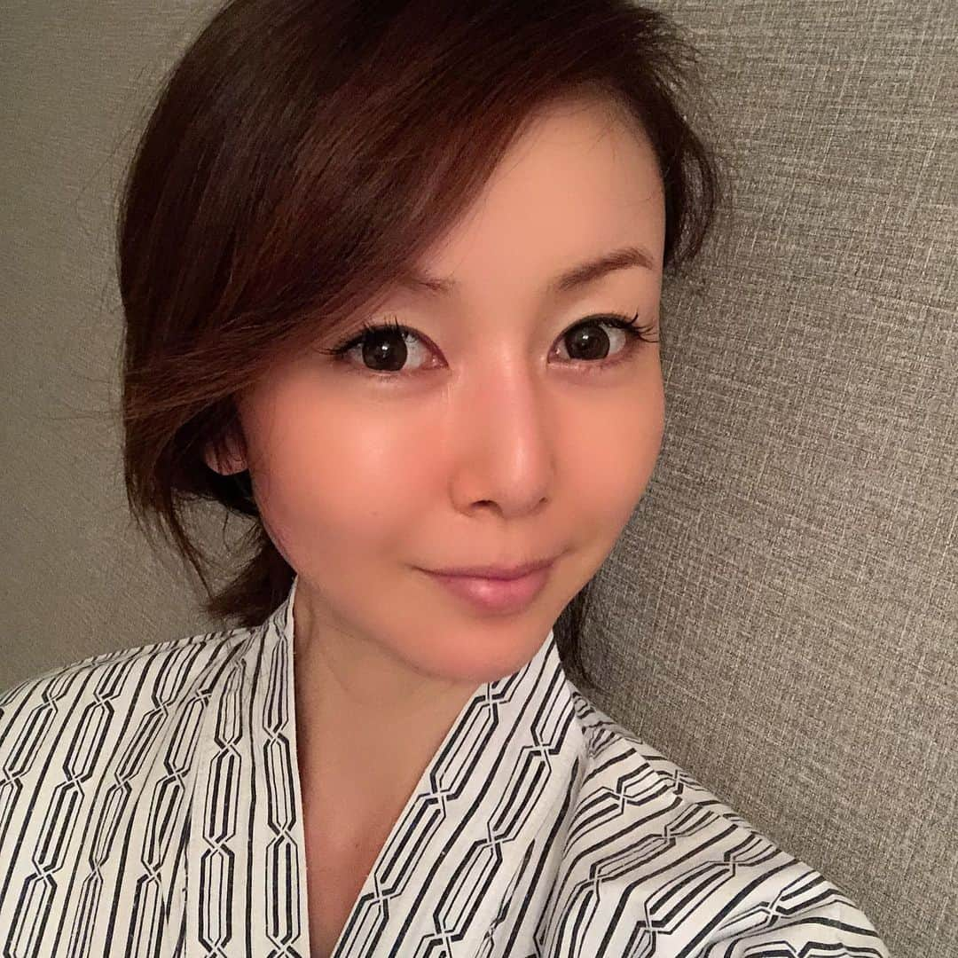 宮崎宣子さんのインスタグラム写真 - (宮崎宣子Instagram)「温泉♨️入ってきましたー🧖‍♀️✨ 雪の降る中の露天風呂… 言葉を失うほど…最高✨  独り占めタイムでしたので、 ずーっと外を見ながら入ってました。  木に雪が☃️❄️❄️積もっていて、 はらはらと舞い散る雪に、  顔は冷んやりなのに、身体はポカポカ♨️✨✨ 幸せ〜って3回叫んでみました😆  温泉効果で、肌ツルツル😊  さらにEMARA のボディーソープでいい香り💕😍 温泉、本当に大好きなんだよなー  また行きたい😍  #箱根温泉  #雪の中の露天風呂 #最高 #格別 #1人の露天風呂 #独り占め #幸せな時間  #肌ツルツル #温泉肌ツルツル  #美容家 #美容好きな人と繋がりたい  #肌には温泉 #ストレスフリー #朝風呂も楽しみ  #emarawomansbodysoap  #エマラウィメンズボディーソープ  #薔薇とバニラの香り #肌に染み込む #いい香りにつつまれて  #おやすみなさい」1月18日 23時29分 - miyazaki_nobuko