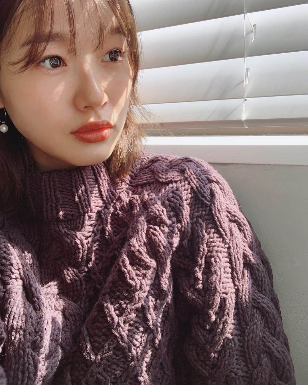 猪鼻ちひろのインスタグラム：「🌍🌼🦓 質問が多かったのですが インスタライブで着てたニットは 今季の @casa_fline のもの。 色味や質感もなんだか優しいアイテムが多いのだけれど、 地球や人に優しいモノづくりをして、 サステナブルな思考で考えられているブランド🍃 #ちひろのお洋服 #どこ見てるのよ」