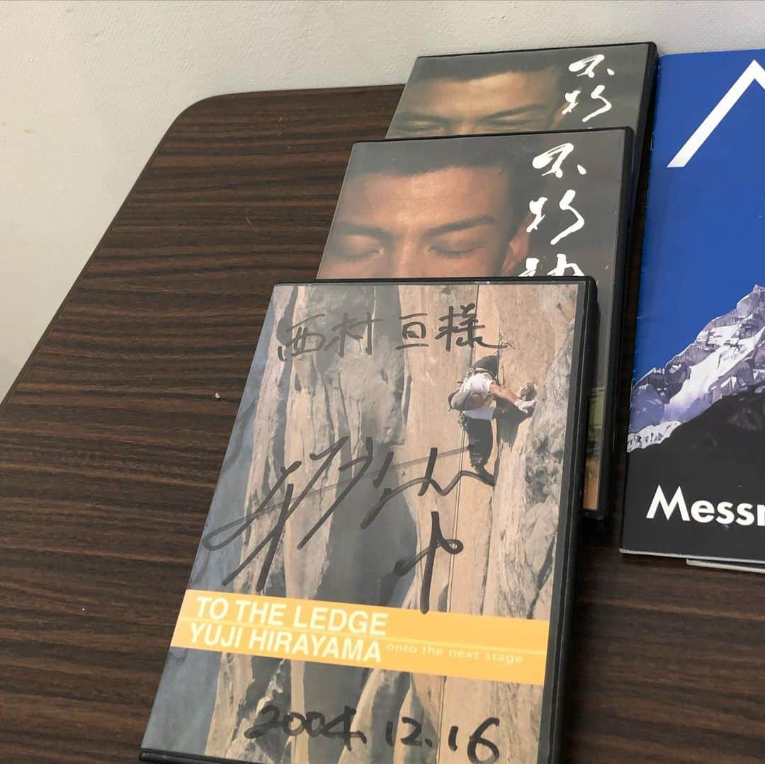 平山ユージさんのインスタグラム写真 - (平山ユージInstagram)「山口県山岳・スポーツクライミング連盟70周年記念祝賀会にご招待頂き、@hanayani1976 @mochizukishogo と講演をさせて頂きました。  二人の話は刺激的で学びとユーモアに溢れ素晴らしい70周年と言う記念すべき日の講演だと感じました。  そして、山口県には2004年から毎年のようにご招待頂き自分にとっても大変深い繋がりのある県です。 そんな山口県山岳・スポーツクライミング連盟はジュニアの育成に大変熱心で今日の話は子供達に、そしてそんな子供達を指導する皆様にも届き、響いたように感じています。子供達はキラキラした目で僕らを見つめ話を聞きいてくれていました。講演後もサインに、握手に、写真にと話に来てくれました。もちろん山口県内外から集まってこられた大人の皆様も子供達同様に喜んで頂けたことにも本当に嬉しかったです。  2009年に山口県ふるさと大使を授かり本当に良かったなとしみじみと感じた今日一日でした。皆様に感謝の気持ちと共にお祝いに相応しい素晴らしい一日だったと感じています。 #山口県ふるさと大使 #おいでませ山口 #山口県 @climbparkbasecamp  @thenorthfacejp  @beal.official  @blackdiamond  @climbskinspain  #Repost @hanatani1976 ・・・ 山口県山岳・スポーツクライミング連盟70周年記念に呼んでいただき、僕にとって永遠のヒーローである平山ユージさんと、心の底から尊敬している望月将悟と同じ舞台に立たせていただきました。  なんだか夢のような時間でした。頑張ってたら、時にはこんなご褒美があるんだと思いました。だからまた頑張れます。  お二人からは本当にたくさん勇気をいただきました。そして何より山口県の勢いと熱き情熱を感じました。 刺激的な時間をありがとうございました！ いやー、楽しい！ とことんやったろう！ @stonerideryuji @mochizukishogo  #平山ユージ #望月将悟」1月18日 23時34分 - yuji_hirayama_stonerider