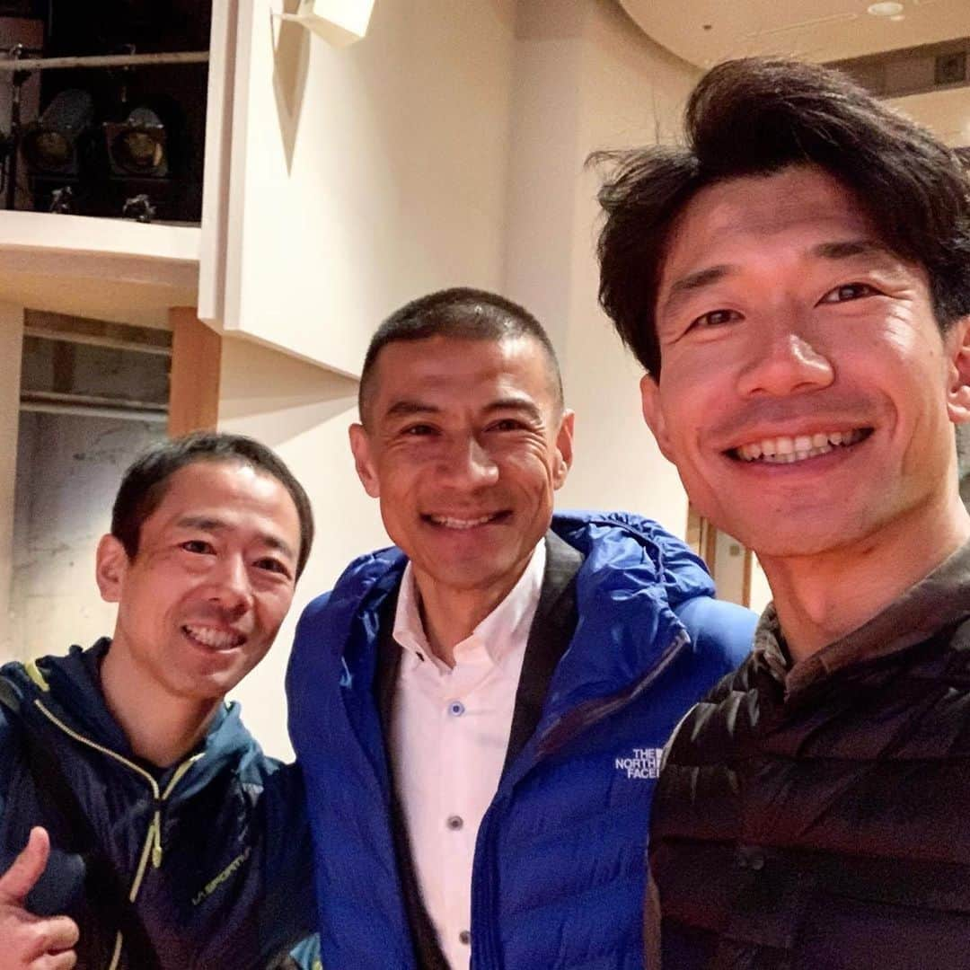 平山ユージさんのインスタグラム写真 - (平山ユージInstagram)「山口県山岳・スポーツクライミング連盟70周年記念祝賀会にご招待頂き、@hanayani1976 @mochizukishogo と講演をさせて頂きました。  二人の話は刺激的で学びとユーモアに溢れ素晴らしい70周年と言う記念すべき日の講演だと感じました。  そして、山口県には2004年から毎年のようにご招待頂き自分にとっても大変深い繋がりのある県です。 そんな山口県山岳・スポーツクライミング連盟はジュニアの育成に大変熱心で今日の話は子供達に、そしてそんな子供達を指導する皆様にも届き、響いたように感じています。子供達はキラキラした目で僕らを見つめ話を聞きいてくれていました。講演後もサインに、握手に、写真にと話に来てくれました。もちろん山口県内外から集まってこられた大人の皆様も子供達同様に喜んで頂けたことにも本当に嬉しかったです。  2009年に山口県ふるさと大使を授かり本当に良かったなとしみじみと感じた今日一日でした。皆様に感謝の気持ちと共にお祝いに相応しい素晴らしい一日だったと感じています。 #山口県ふるさと大使 #おいでませ山口 #山口県 @climbparkbasecamp  @thenorthfacejp  @beal.official  @blackdiamond  @climbskinspain  #Repost @hanatani1976 ・・・ 山口県山岳・スポーツクライミング連盟70周年記念に呼んでいただき、僕にとって永遠のヒーローである平山ユージさんと、心の底から尊敬している望月将悟と同じ舞台に立たせていただきました。  なんだか夢のような時間でした。頑張ってたら、時にはこんなご褒美があるんだと思いました。だからまた頑張れます。  お二人からは本当にたくさん勇気をいただきました。そして何より山口県の勢いと熱き情熱を感じました。 刺激的な時間をありがとうございました！ いやー、楽しい！ とことんやったろう！ @stonerideryuji @mochizukishogo  #平山ユージ #望月将悟」1月18日 23時34分 - yuji_hirayama_stonerider