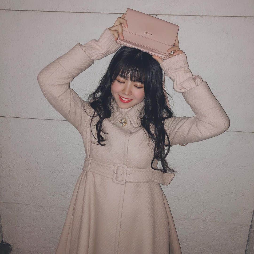 貞野遥香さんのインスタグラム写真 - (貞野遥香Instagram)「☆﻿ My favorite bag.👜✨﻿ ﻿ ﻿ ﻿ ﻿ ﻿ この日は珍しくピンクコーデでした♪﻿ ﻿ コートもニットもピンク色😳﻿ ﻿ ﻿ バッグまでも…💭💗﻿ ﻿ ﻿ ﻿ ﻿ 女の子らしさが全開でなかなかよき🥰🥰﻿ ﻿ ガーリーもボーイッシュもどちらも好き。。﻿ ﻿ ﻿ ﻿ ﻿ こちらのバッグはお気に入りのバッグの1つです。。☺️🧡🧡﻿ ﻿ ﻿ .﻿ ﻿ ﻿ ﻿ #furla  #バッグ  #ウォレットショルダー #ピンク #ピンクコーデ #お気に入り #favorite」1月18日 23時37分 - _haruka_sadano06