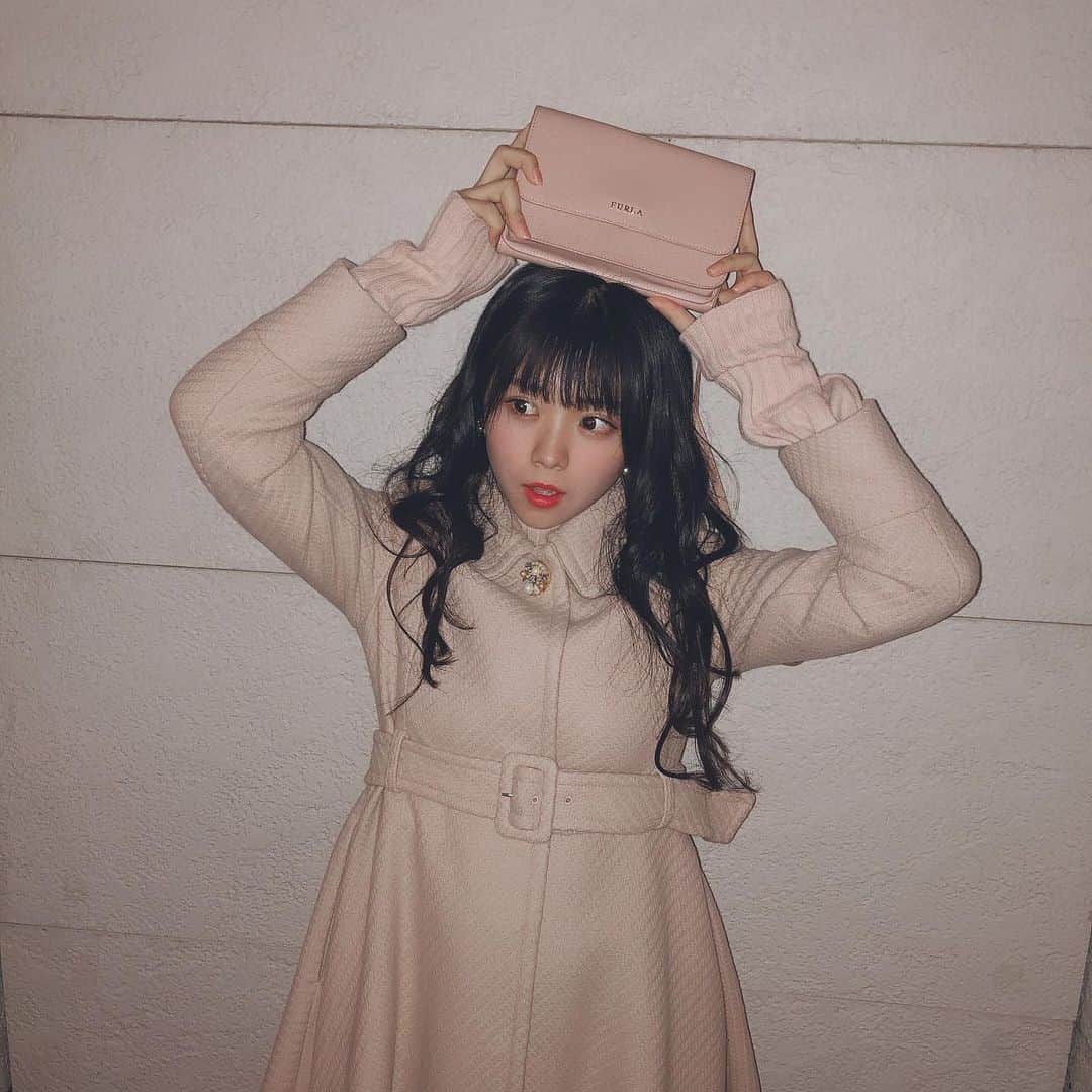 貞野遥香さんのインスタグラム写真 - (貞野遥香Instagram)「☆﻿ My favorite bag.👜✨﻿ ﻿ ﻿ ﻿ ﻿ ﻿ この日は珍しくピンクコーデでした♪﻿ ﻿ コートもニットもピンク色😳﻿ ﻿ ﻿ バッグまでも…💭💗﻿ ﻿ ﻿ ﻿ ﻿ 女の子らしさが全開でなかなかよき🥰🥰﻿ ﻿ ガーリーもボーイッシュもどちらも好き。。﻿ ﻿ ﻿ ﻿ ﻿ こちらのバッグはお気に入りのバッグの1つです。。☺️🧡🧡﻿ ﻿ ﻿ .﻿ ﻿ ﻿ ﻿ #furla  #バッグ  #ウォレットショルダー #ピンク #ピンクコーデ #お気に入り #favorite」1月18日 23時37分 - _haruka_sadano06