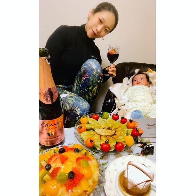 世手子さんのインスタグラム写真 - (世手子Instagram)「My son celebrated my birthday(*⁰▿⁰*) Wine is non-alcoholic wine♪(´ε｀ ) Thank you for everyone's birthday wish🎂 http://fukaya-taiyo-farm.com/LP1/ @taiyofarmfukaya  @mightysoloofficial  @demel_wien  本日 誕生日でしたっw そんなことも忘れるぐらい毎日バタバタだったのは初めてだーw 我が子にお祝いしてもらいました💓 そんな今日は #深谷ねぎ餃子 にトマトを乗せてオシャレにアレンジしたょ(^-^) 緑が綺麗な餃子で #深谷ネギ たっぷりおいしぃ(о´∀`о) デザートは #フルーツタルト に大好きな #demel #アンナトルテ (ﾟ∀ﾟ) ワインの代わりに #ノンアルコールワイン 🍷 明日から自分に鞭打つためにもw #誕生日プレゼント は #IAmMightySolo ✨ #マイティソロ 女性による女性のためのフィットネスウェア（＾_＾） トップスは ストックホルム レギンスは フィジー スウェーデン発のユニークな名前だけどシンプルなデザインでかわいいっっ デザインとしっかりとした機能性を兼ね備えたトレーニングに最適なウェアでオススメ(*'▽'*) 15%off専用クーポン発行してもらったょ(๑˃̵ᴗ˂̵) ★クーポンコード：　de15　(公式オンラインストアでのみ使用可能)  #食べちょくアンバサダー5期生募集中  #mightysolo かっこいい( ͡° ͜ʖ ͡°) 素敵な誕生日でした( ✌︎'ω')✌︎ #誕生日ご飯 #誕生日ケーキ #新生児 #新生児服 #深谷太陽農園 #長ねぎ #ねぎ餃子 #ネギ餃子 #餃子 #農家直送 #pr #赤ちゃんのいる生活 #赤ちゃんのいる暮らし #赤ちゃん写真 #赤ちゃんコーデ #赤ちゃんコーディネート  #ベビー服 #ベビー用品 #ベビーファッション」1月18日 23時37分 - rojide