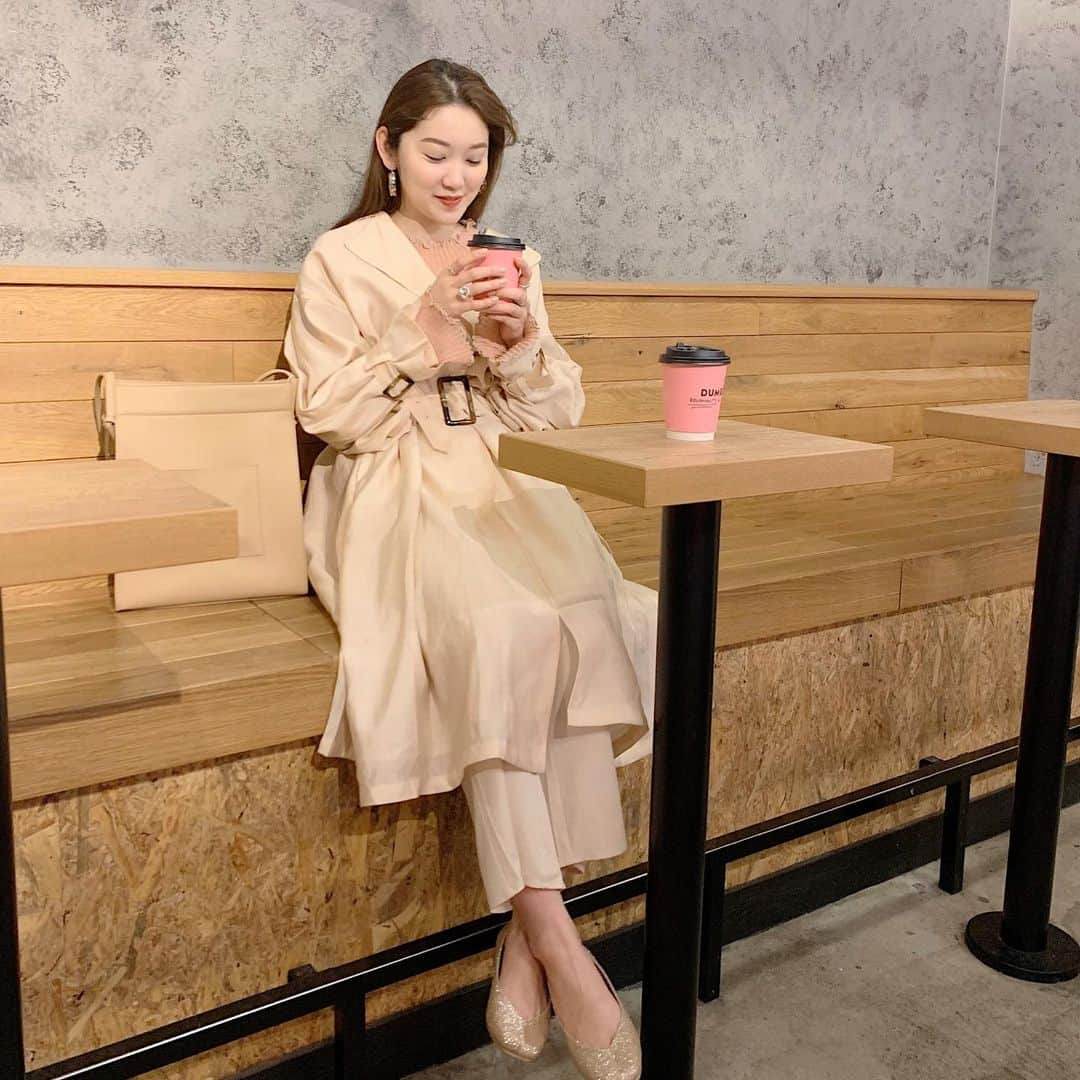 mina hinokuchiさんのインスタグラム写真 - (mina hinokuchiInstagram)「. 横浜ルミネの隣にある @dumbodc へ行った時の☕️ . 全身春の新作コーデ🌼 春アウター楽しみ、、♡オンラインストアにもラインナップ載ってます♪♪ . #whoswhochico #salonbychico #salonbychico_yokohama #dumbodoughnutsandcoffee」1月18日 23時38分 - miiinah