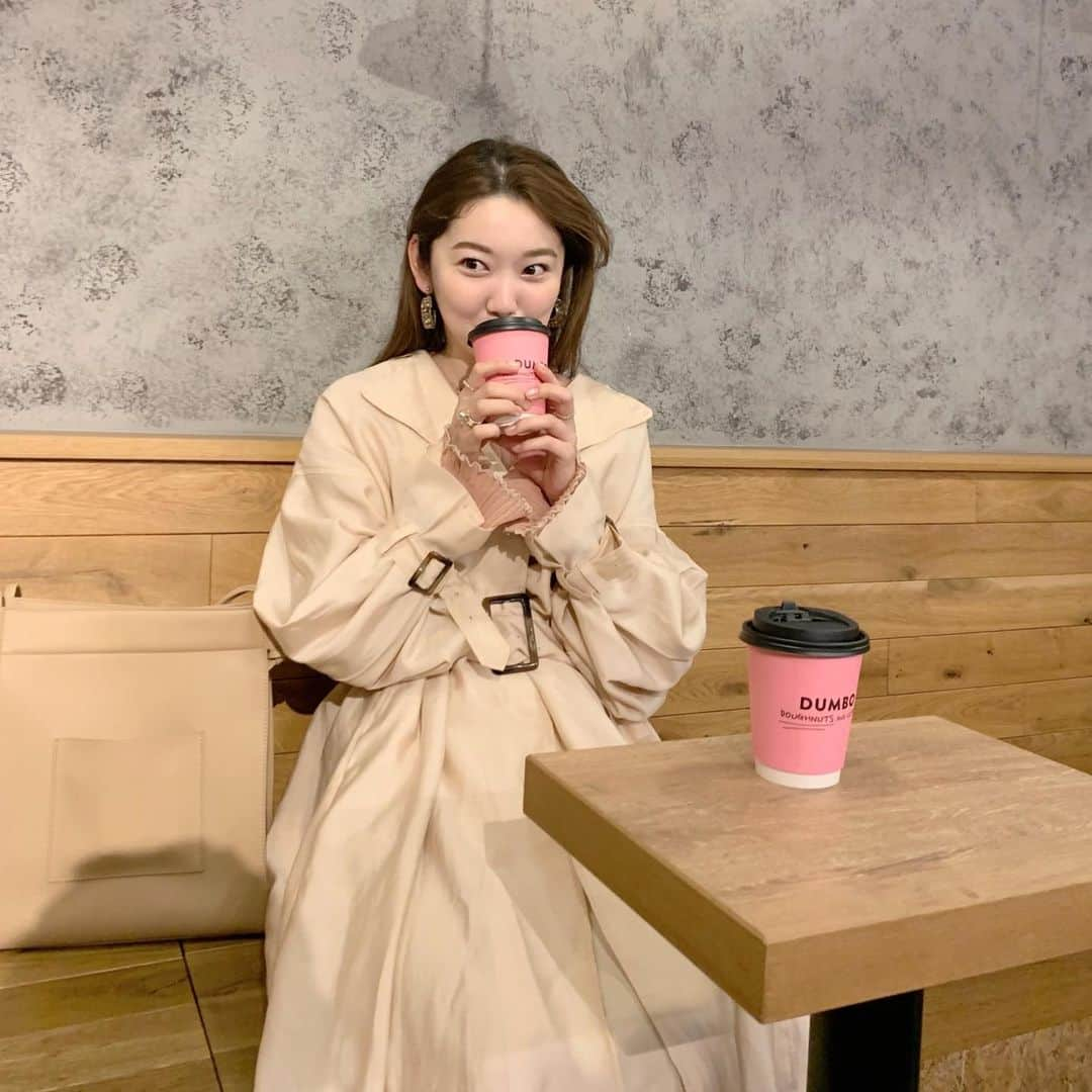 mina hinokuchiさんのインスタグラム写真 - (mina hinokuchiInstagram)「. 横浜ルミネの隣にある @dumbodc へ行った時の☕️ . 全身春の新作コーデ🌼 春アウター楽しみ、、♡オンラインストアにもラインナップ載ってます♪♪ . #whoswhochico #salonbychico #salonbychico_yokohama #dumbodoughnutsandcoffee」1月18日 23時38分 - miiinah