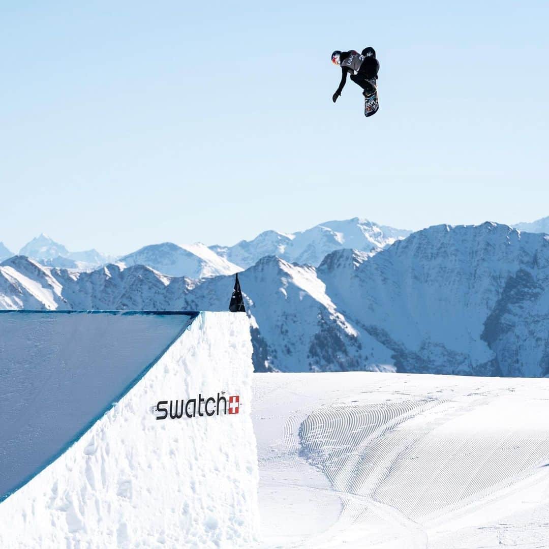 Swatchさんのインスタグラム写真 - (SwatchInstagram)「Jumping into the weekend like... 😉 #SwatchXLaaxOpen Check out our stories for a glimpse behind the Laax Open! Congrats to the winners of yesterday‘s Slopestyle Finals - today we are excited to see the Halfpipe Finals!」1月18日 23時39分 - swatch