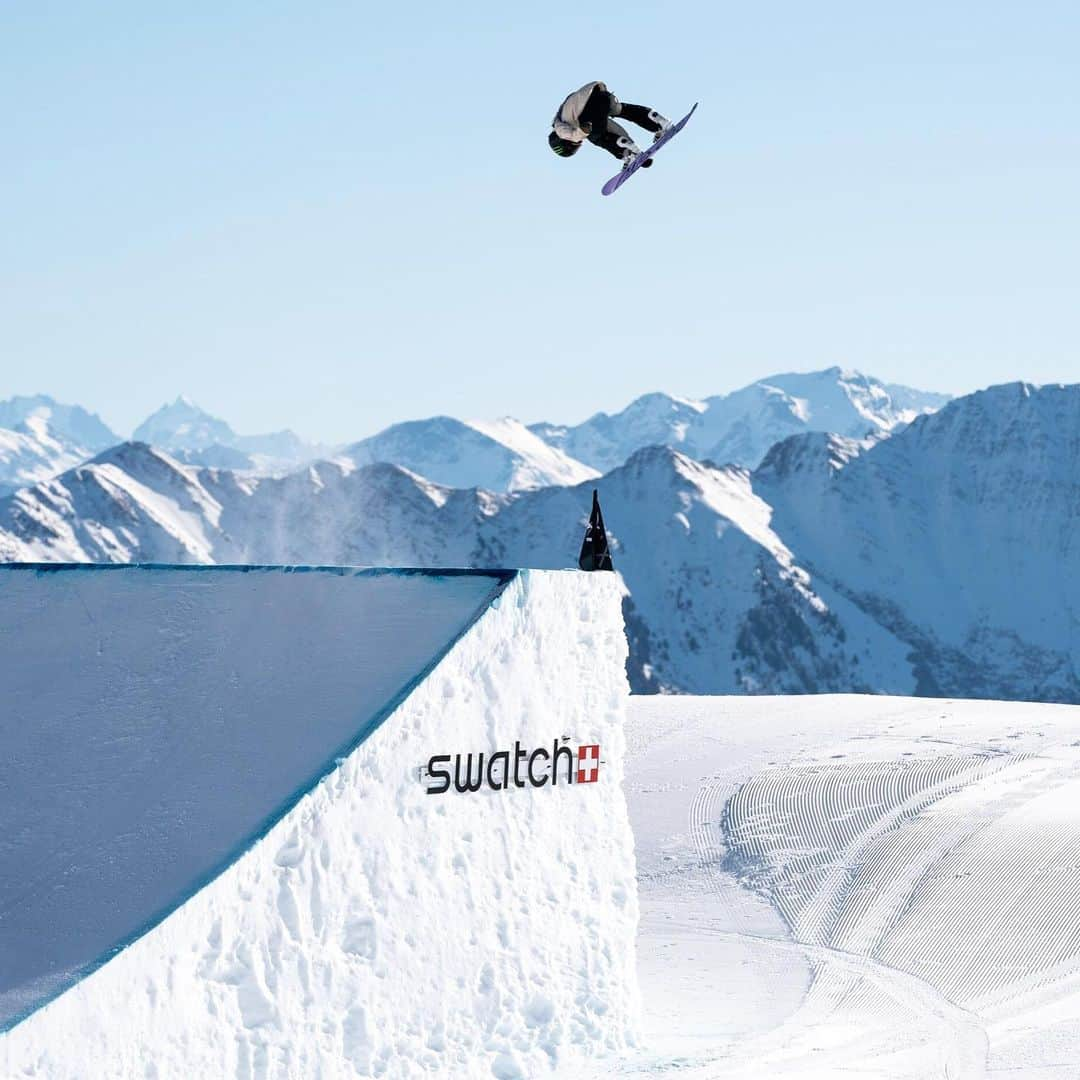 Swatchさんのインスタグラム写真 - (SwatchInstagram)「Jumping into the weekend like... 😉 #SwatchXLaaxOpen Check out our stories for a glimpse behind the Laax Open! Congrats to the winners of yesterday‘s Slopestyle Finals - today we are excited to see the Halfpipe Finals!」1月18日 23時39分 - swatch