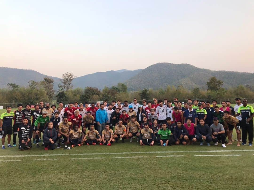 福森晃斗のインスタグラム：「タイキャンプで今年初の練習試合しました⚽️ チームはもっともっともっともっともっと良くなるので、期待して待っててください！ 開幕まで待ち遠しいと思いますがそんな時はこの言葉を思い出してください！ トランキーロあっっっせんなよ！ 以上です！笑 #北海道コンサドーレ札幌 #新日本プロレス  #内藤哲也 #高橋ヒロム #福森晃斗」