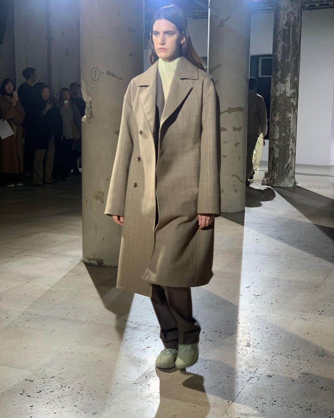 HOUYHNHNM／フイナムさんのインスタグラム写真 - (HOUYHNHNM／フイナムInstagram)「AURALEEの2020AW。パリでの発表も3シーズンめ。親しみやすいフィーリングはそのままに、格調高いコレクションに。曖昧な中間色の表現は屈指のクオリティ。 #auralee  #parismensfashionweek」1月18日 23時49分 - houyhnhnm_official