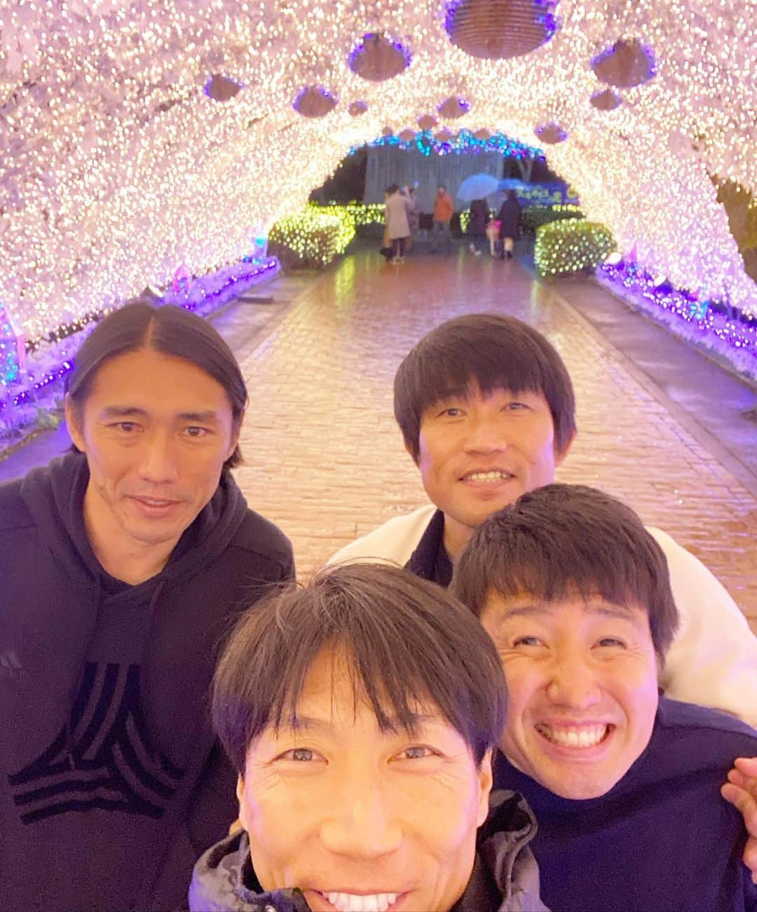 波戸康広さんのインスタグラム写真 - (波戸康広Instagram)「・﻿ 今年のふれあいキャンプはなんと・・・👀﻿ ﻿ じろうちゃんことあの「清水範久」が参加してくれてます‼️﻿ ﻿ 楽しい時間を過ごしてます。🤓﻿ ﻿ ﻿ #fmarinos #マリノスob #清水範久 #坂田大輔 #天野貴史﻿ #波戸康広 #ambassador #時之栖 #キャンプ #instagood #instaphotos ﻿」1月18日 23時49分 - hato.official