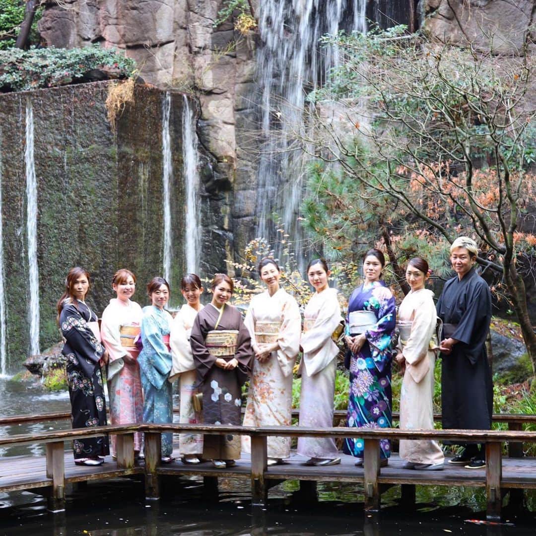 のインスタグラム：「毎年恒例となった#オンラインサロン の新年会はお着物で❤️ 今年は#雅叙園 でした😆 ・ #ビューティーライフダイアリー  を使って#新年の抱負 を語り合い、楽しく実りある時間でした✨ ・ オンラインサロンでは3ヶ月に一度こうした少人数制のオフ会を開催しています🌈 ・ 今月は#広島 と#名古屋 、来月は#大阪 でも開催しますよ^_^ ・ お越しくださった皆様、ありがとうございました❣️ そして、各地でお会いできる皆様、楽しみにしています✨ ・ #長谷川エレナ朋美オンラインサロン #着物 #kimono #和 #japan #渡風亭」