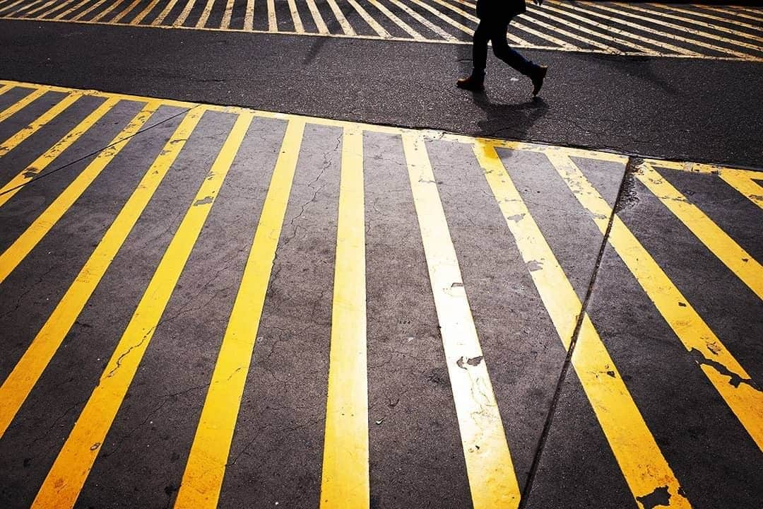 ライカさんのインスタグラム写真 - (ライカInstagram)「Crossroads captured by @luwenpeng in Lima on a #LeicaQ.  #LeicaCamera #Leica #🔴📷 #Leicagram #TheLeicaLook #LeicaWorld #Leica_Club #LeicaSociety #LeicaPhoto  #welltraveled #exploretocreate #neverstopexploring #letsgosomewhere #streetphotography」1月19日 0時00分 - leica_camera