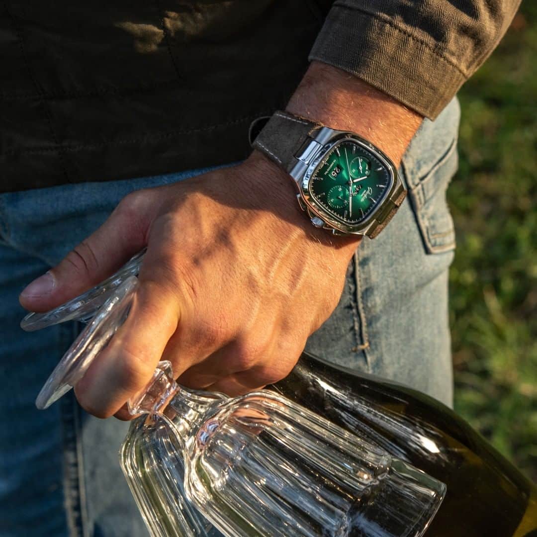 のインスタグラム：「A match for every occasion: the setting sun sets a new light on the countless beautiful details of the new Seventies Chronograph Panorama Date - Limited Edition.⁠ ⁠ #GlashütteOriginal #GlashuetteOriginal #SeventiesChronograph #PanoramaDate #chronograph #watchdesign #madeingermany #watchmakingart #limitededition #wotd #instawatch #watchesofinstagram」