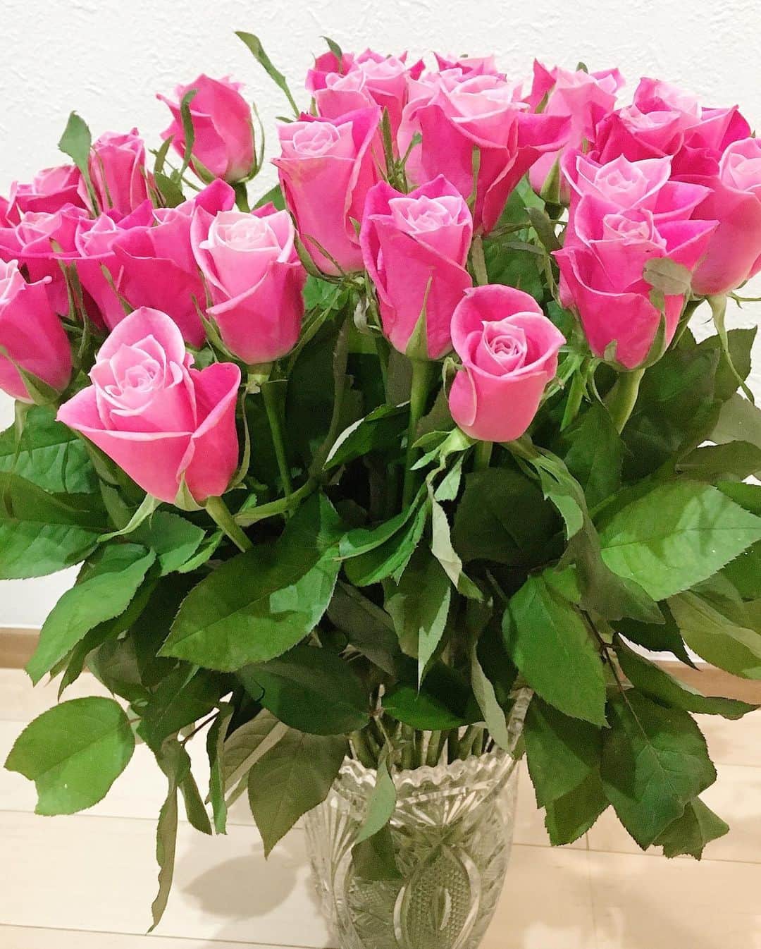 松尾依里佳さんのインスタグラム写真 - (松尾依里佳Instagram)「お花にいい気をたくさんいただく日々🥰🌹✨💕 #みなさまお祝いメッセージ本当にありがとうございました💓 #版画 #井上勝江 さん #花のある暮らし  #flowers #roses  #ネオジャパン さま #本当にありがとうございます」1月19日 0時01分 - erika.matsuo