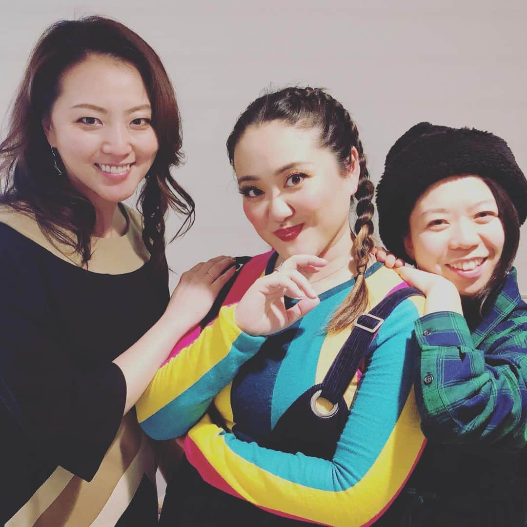 雅原慶さんのインスタグラム写真 - (雅原慶Instagram)「シンシアエリヴォコンサート🎙 素晴らしすぎて魂が浄化されました✨ コーラスのMaru姉さん♡ CATS舞台版グリザベラの私と、映画CATS吹替版グリザベラの高橋あずみちゃんで、Maruをはさむの巻。 グリザサンド。 具もパンもなかなか濃いサンドウィッチ🥪笑 あ、そうそう、妃海風ちゃんとも劇場でバッタリ再会♡ #シンシアエリヴォ #CynthiaErivo #Imhere #HARRIET #CATS #grizabella #キャッツ #グリザベラ」1月19日 0時08分 - kei_miyahara