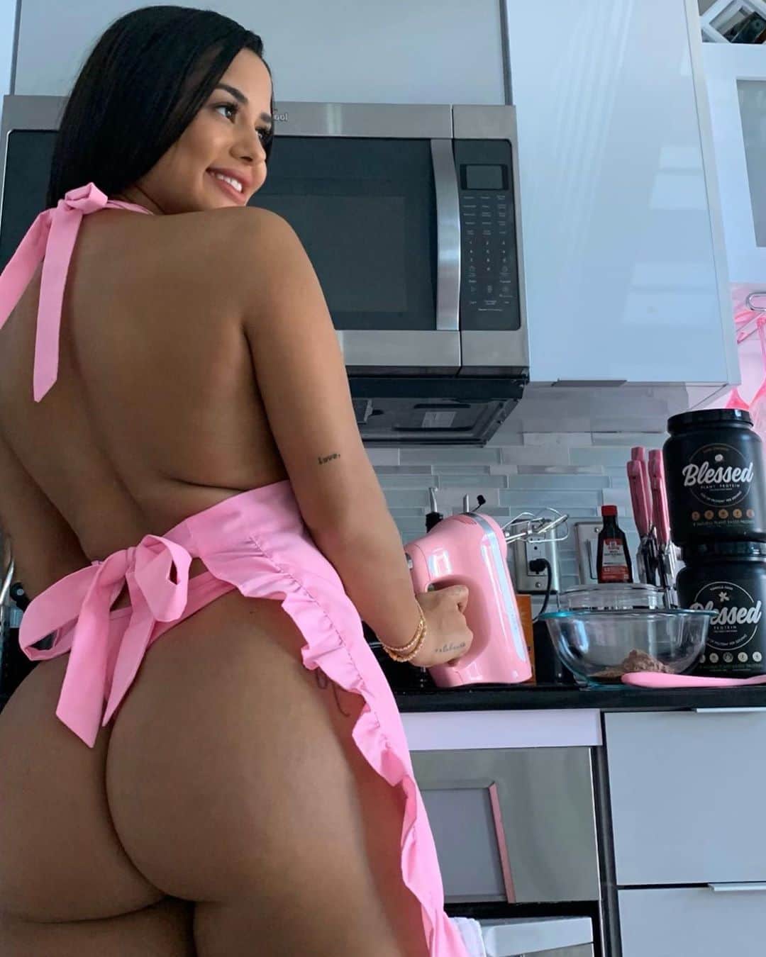 Katya Elise Henryさんのインスタグラム写真 - (Katya Elise HenryInstagram)「I need my bishhhh in an apron, booty all out cookin @blessedprotein pancakes 😜 some choco coconut blessed plant protein pancakes with chocolate chips = a dream. I got some recipes comin @ yaaaa very soon. go to www.ehplabs.com & use code katya10 to save 10% off your blessed protein!」1月19日 0時19分 - katyaelisehenry