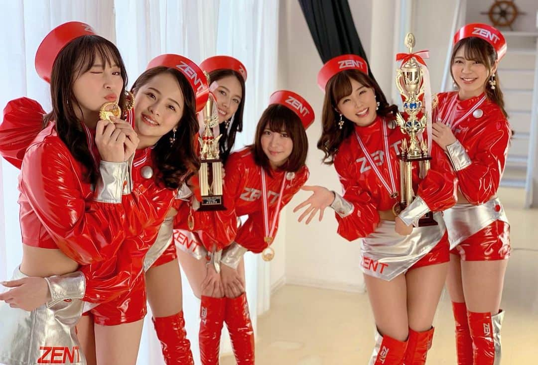 川村那月さんのインスタグラム写真 - (川村那月Instagram)「ZENTsweeties2019 名古屋新年撮影会にお越し頂いた皆様ありがとうございます☺️💕 皆様と新年撮影会で楽しいを過ごす事が出来て嬉しかったです♪  そして、グランプリのトロフィーと一緒に撮って貰えて本当に本当に幸せでした🏆✨ 2020年もZENTsweeties2019の6名を宜しくお願いします！！ 皆さんに今日も心から愛を✨  #ZENTsweeties #ZENTsweeties2019 #レースクイーン #川村那月 #新年撮影会 #卒業まであと少し #晴れ着 #日本レースクイーン大賞グランプリ #夢に向かって #皆さんに愛を #感謝」1月19日 0時20分 - kawamura_natsuki317