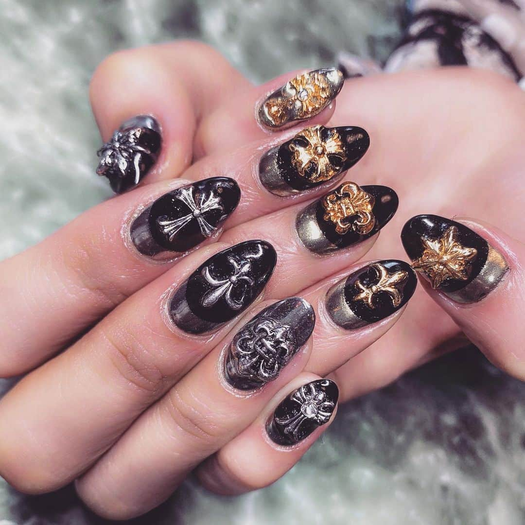 DJ JUICYさんのインスタグラム写真 - (DJ JUICYInstagram)「手を振ると、指先が重いけど😅 スーパーお気に入りネイル💅 🖤クロムハーツネイル🖤  逆フレンチにミラーネイルしてからのパーツをボン！っと置きました🤗✨ いつもありがとう🙏 @nailsalon_sarita_tommy_land 🧡  #juicy#nail#chromehearts#style#black#silver#gold#渋谷#ネイル#完全プライベートサロン」1月19日 0時13分 - dj_juicy0912