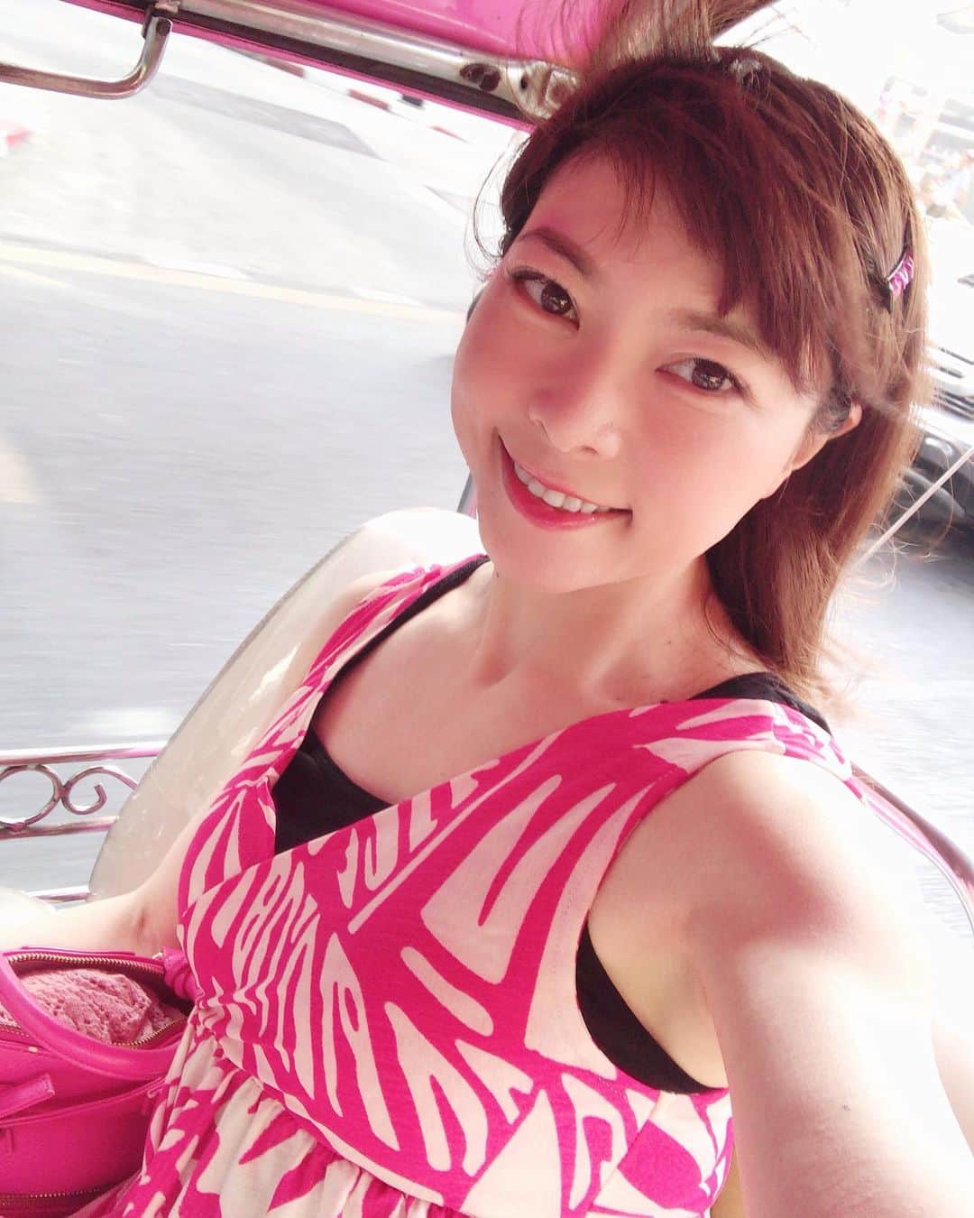 DJ MIYAさんのインスタグラム写真 - (DJ MIYAInstagram)「バンコクからこんにちはーぁ💗❤️ 昨日は初めて、トゥクトゥクに乗りましたぁー❤️💗 . トゥクトゥクで、Pathumwan Princess HotelからSiam Kempinskiへ❤️ 3分くらいだったあー💗 .  ピンクで可愛かった💗 .  dress  @ocean.blue.bird リゾートワンピ🏝❤️ . . #トゥクトゥク  #バンコク　#バンコクホテル　#タイ旅行 #バンコク旅行　#タビジョ　#旅好き女子　#バンコク女子旅　#バンコクホテル #MBKCenter　#ラグジュアリーホテル　#観光PR #旅インスタグラマー　#東南アジア #海外旅行　#トラベラー　#旅好き　#サイアム　#サイアムパラゴン　#女子旅 #南国リゾート　#今日のコーデ　#インスタグラマー　#インフルエンサー」1月19日 11時14分 - dj_miya