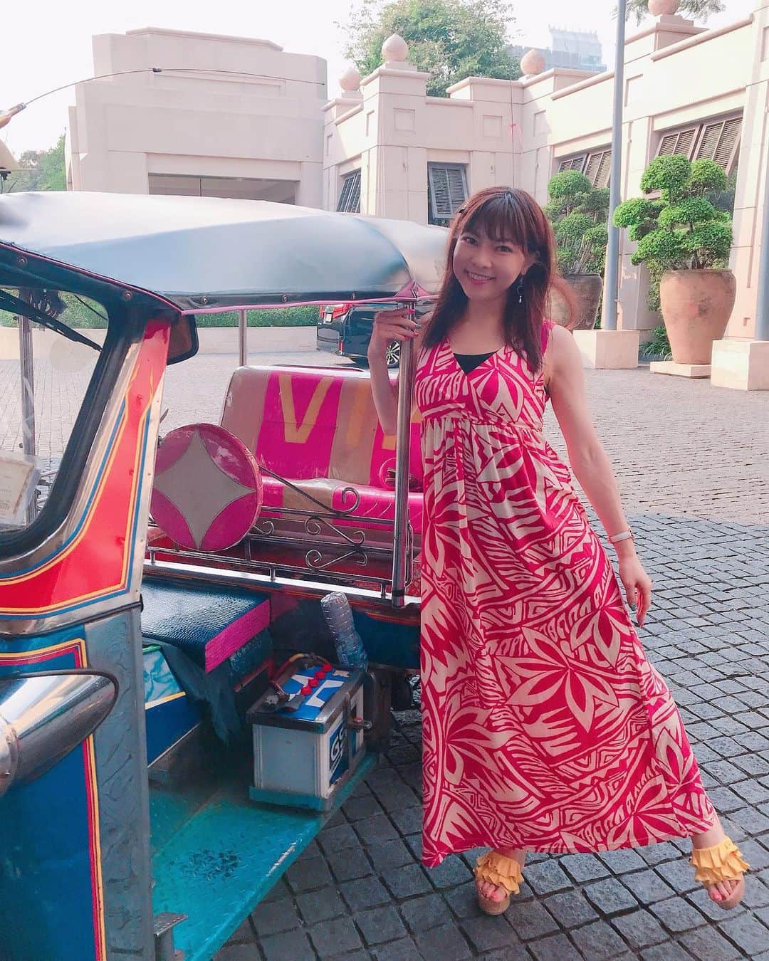 のインスタグラム：「バンコクからこんにちはーぁ💗❤️ 昨日は初めて、トゥクトゥクに乗りましたぁー❤️💗 . トゥクトゥクで、Pathumwan Princess HotelからSiam Kempinskiへ❤️ 3分くらいだったあー💗 .  ピンクで可愛かった💗 .  dress  @ocean.blue.bird リゾートワンピ🏝❤️ . . #トゥクトゥク  #バンコク　#バンコクホテル　#タイ旅行 #バンコク旅行　#タビジョ　#旅好き女子　#バンコク女子旅　#バンコクホテル #MBKCenter　#ラグジュアリーホテル　#観光PR #旅インスタグラマー　#東南アジア #海外旅行　#トラベラー　#旅好き　#サイアム　#サイアムパラゴン　#女子旅 #南国リゾート　#今日のコーデ　#インスタグラマー　#インフルエンサー」