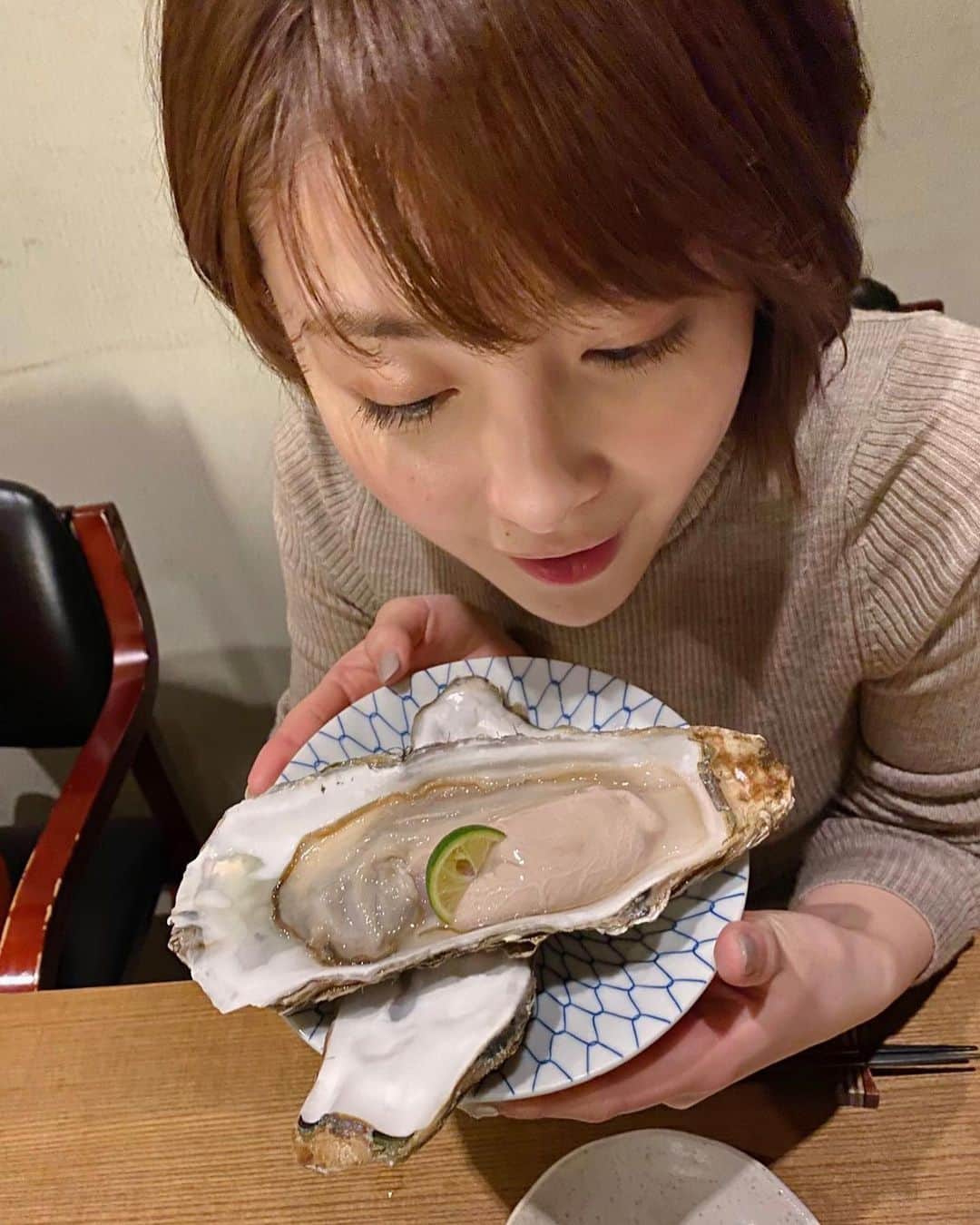 宮司愛海さんのインスタグラム写真 - (宮司愛海Instagram)「最近いただいた牡蠣がとても大きかった話。 みなさん牡蠣は好きですか？ 私は大好きなのですが、仕事に支障が出ると怖いので翌日が休みの日にしか食べないようにしています。 福岡には「牡蠣小屋」というものがあり、お手頃価格で美味しい牡蠣をいただけるので冬場帰省した際は家族で出かけることが多いです。 そして先日お店でいただいたこの岩牡蠣！大きさをご覧ください.... 一口で食べきれませんでした！ 海の恵み...おいしかったです！涙 . #牡蠣 #岩牡蠣 #そんな私は #取材で大阪へ #新幹線からの更新でした」1月19日 11時10分 - manami_miyaji