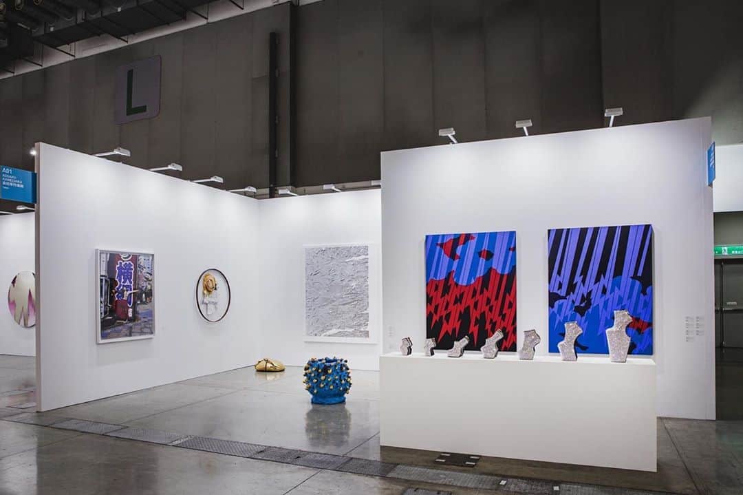 のインスタグラム：「🇹🇼TAIPEI DANGDAI 2020👩‍🎨﻿ ﻿ Taipei Nangang Exhibition Center, Hall 1 (4th Floor) ﻿ No.1, Jingmao 2nd Road, Nangang District, Taipei City ﻿ ﻿ KOSAKU KANECHIKA﻿ Booth: A01﻿ ﻿ January ﻿ 16th(Thu)﻿ 14:00 - 17:00　VIP preview﻿ 17:00 - 21:00　Vernissage﻿ ﻿ 17th(Fri)﻿ 11:00 - 18:00　Public view﻿ ﻿ 18th(Sat)﻿ 11:00 - 18:00　Public view﻿ ﻿ 19th(Sun)﻿ 11:00 - 17:30　Public view ﻿ ﻿ --﻿ ﻿ #TaipeiDangdai2020﻿ #TaipeiDangdai﻿ #KosakuKanechika﻿ #NoritakaTatehana﻿ #HeellessShoes﻿ #DescendingPainting﻿ ﻿」