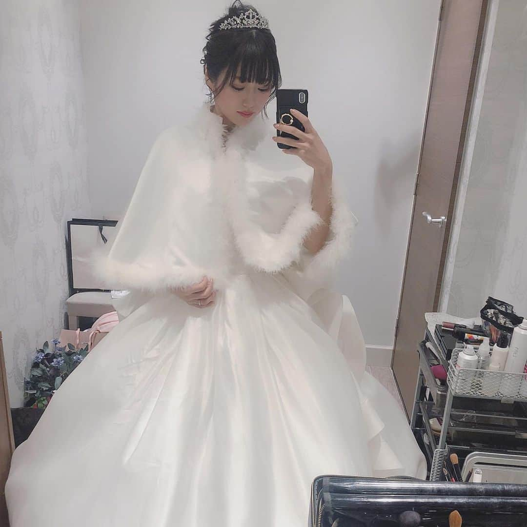 プレ花嫁の結婚式準備サイト marry【マリー】さんのインスタグラム写真 - (プレ花嫁の結婚式準備サイト marry【マリー】Instagram)「*﻿ 冬の季節の花嫁さんの特権❄️✨﻿ ﻿ ウェディングドレス姿にケープって、﻿ 最高に可愛くないですか？✨﻿ ﻿ しかも、ティアラまで💓﻿ ﻿ リアルプリンセスそのものです🌟﻿ ケープをつける時間は一瞬だけど、﻿ いっぱい写真に残したいです❄️✨﻿ ﻿ ﻿ photo by @nanochan.zzz * * * * * * marryは「世界中の可愛い」を集める ウェディングサイトです💎  サイト内には、 結婚式のアイデアを紹介する記事が1万以上✨ 毎日朝6時と夕方5時に新着記事をUP✨ @marryxoxo_wd の プロフィールURLからチェックできます💍  特に人気の記事は @marryxoxo_id のアカウントでも 紹介しているので必見🌷 ◌ ❁˚ #プレ花嫁#2019冬婚#2020冬婚#2020春婚#2020夏婚#2020秋婚#プロポーズ#プロポーズされました#入籍#入籍しました#結婚しました#ウェディングドレス姿#フラワーシャワー#メイク室#ヘアメイクリハーサル#お支度ショット#冬婚#ウェディングドレス#ティアラ#プリンセス」1月19日 9時42分 - marryxoxo_wd