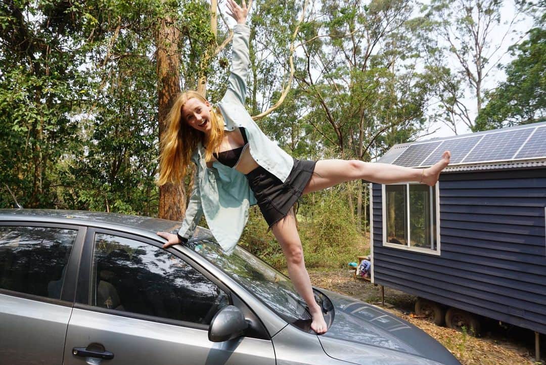 ケイティ・パスフィールドのインスタグラム：「Off-roading in a Hyundai adds to the adventure 🚙🏕 . . . . @beckygulia  #adventure #smallcar #bigwoods #tinyhouse」