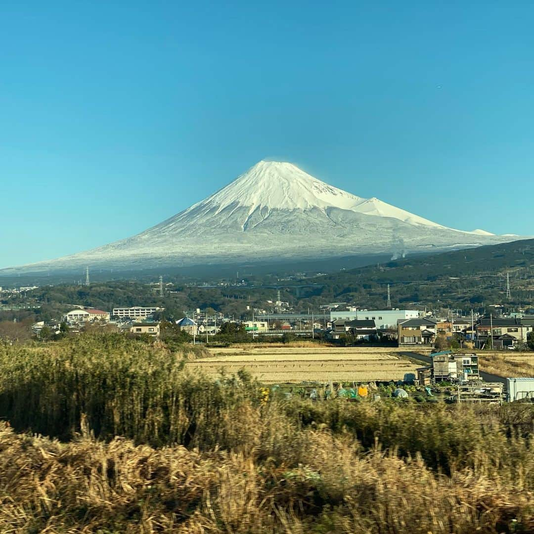 長谷川ヨシテルさんのインスタグラム写真 - (長谷川ヨシテルInstagram)「新幹線からこんなキレイな富士山見たの初めてー！🗻 めでたーい！ ・ 今日は名古屋で新刊発売のトークイベントをやらせていただきます！🏯 行ってきまーす！ ・ ■1/19(日)14時 柏書房『ヘンテコ城めぐり』刊行記念 トークショー＆サイン会 会場：三省堂書店名古屋本店‬ ・ #富士山 #世界遺産  #東海道新幹線 #新幹線  #ヘンテコ城めぐり  #三省堂書店名古屋本店」1月19日 9時49分 - yoshiteru_hsgw