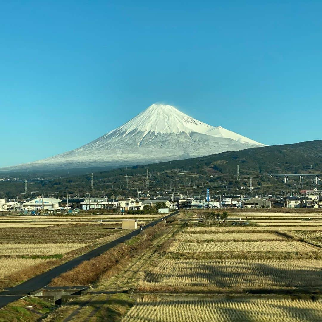 長谷川ヨシテルさんのインスタグラム写真 - (長谷川ヨシテルInstagram)「新幹線からこんなキレイな富士山見たの初めてー！🗻 めでたーい！ ・ 今日は名古屋で新刊発売のトークイベントをやらせていただきます！🏯 行ってきまーす！ ・ ■1/19(日)14時 柏書房『ヘンテコ城めぐり』刊行記念 トークショー＆サイン会 会場：三省堂書店名古屋本店‬ ・ #富士山 #世界遺産  #東海道新幹線 #新幹線  #ヘンテコ城めぐり  #三省堂書店名古屋本店」1月19日 9時49分 - yoshiteru_hsgw