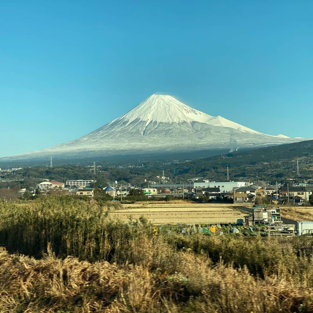 のインスタグラム：「新幹線からこんなキレイな富士山見たの初めてー！🗻 めでたーい！ ・ 今日は名古屋で新刊発売のトークイベントをやらせていただきます！🏯 行ってきまーす！ ・ ■1/19(日)14時 柏書房『ヘンテコ城めぐり』刊行記念 トークショー＆サイン会 会場：三省堂書店名古屋本店‬ ・ #富士山 #世界遺産  #東海道新幹線 #新幹線  #ヘンテコ城めぐり  #三省堂書店名古屋本店」