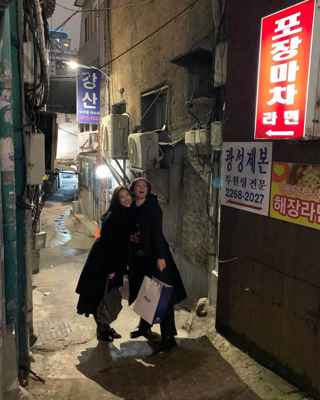 のインスタグラム：「서울여행2020💫 . 振り返りソウルレポ✍🏼 . その② 황さんと愛ちゃん🥰 . もはや家族のように親しくさせていただいてるお二人と再会✨ 初めて食べた도가니찜はコラーゲンたっぷりの牛すじ鍋。 この出汁の感じがたまらない🥰 そして、こっちがメインだよ！と連れて行ってもらったのがかなり昔からある보장마차(屋台みたいな) 入り口がとても小さくて、中も狭め。 これは知ってる人じゃないと入れないなぁ〜というDEEPな場所にありました。 そこのおつまみも最高！そこでも初めて食べた동그랑땡(ハンバーグみたいなやつ)ピリ辛ですごく気に入った〜👍🏻 いつもいつも感謝です☺️✨ . #도가니찜 #보장마차  #동그랑땡  #서울 #음식  #잘먹었습니다🙏  #韓国 #韓国料理 #seoul #mayumitrip2020」