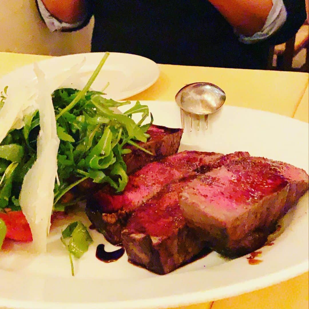 志摩有子さんのインスタグラム写真 - (志摩有子Instagram)「香川からサムソナイトみたいにガタイのいい食いしん坊が上京したので、負けないくらいガタイのいい岡村シェフ　@mitamitsu の江戸前イタリアンでおもてなし。せっかくなので大学生の誕生日祝いも一緒に。いやー、食べた、食べた。 #江戸前イタリアン #cucinaitaliana  #happybirthday」1月19日 9時54分 - ariko418