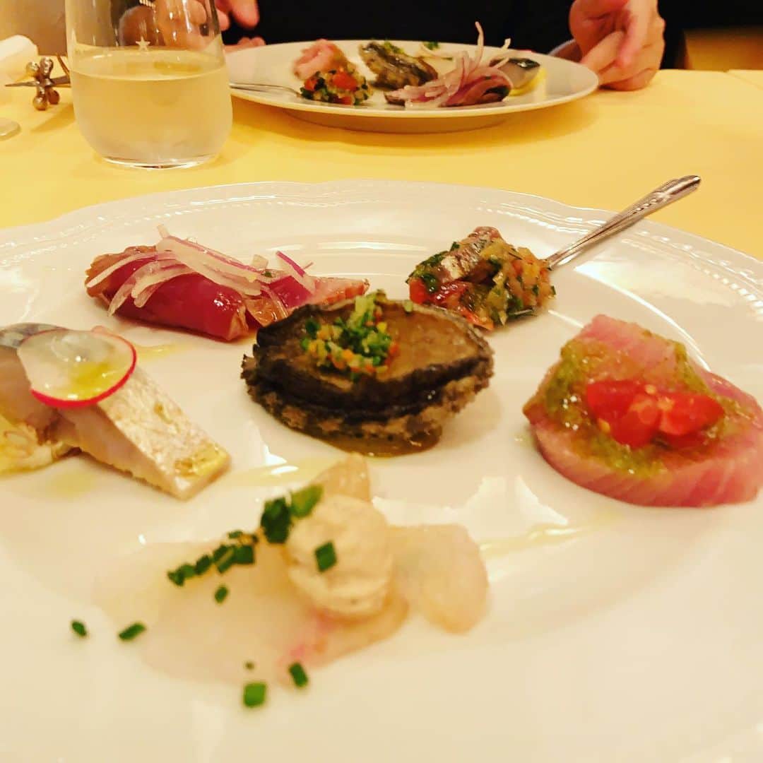 志摩有子さんのインスタグラム写真 - (志摩有子Instagram)「香川からサムソナイトみたいにガタイのいい食いしん坊が上京したので、負けないくらいガタイのいい岡村シェフ　@mitamitsu の江戸前イタリアンでおもてなし。せっかくなので大学生の誕生日祝いも一緒に。いやー、食べた、食べた。 #江戸前イタリアン #cucinaitaliana  #happybirthday」1月19日 9時54分 - ariko418