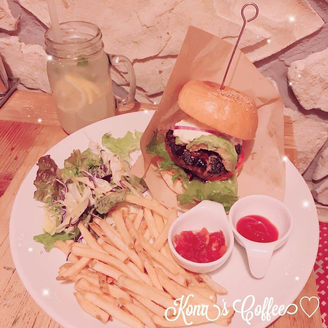 伊藤芽衣さんのインスタグラム写真 - (伊藤芽衣Instagram)「【Kona's Coffee♡】﻿ ﻿ おしゃれなハワイアンのお店♡﻿ パンケーキやエッグベネディクト﻿ ロコモコなどと迷って﻿ アボカドバーガー🍔﻿ いただきました…！﻿ ﻿ とってもボリューミー！﻿ ﻿ ドリンクは﻿ クラシックレモネードです♡﻿ ﻿ おいしかった♡﻿ ﻿ 魅力的なメニューいっぱいだから﻿ また行きたいな♡﻿ ﻿ #コナズコーヒー #コナズ珈琲﻿ #ハワイアンカフェ #カフェ巡り﻿ #ハワイアンバーガー #ハンバーガー﻿ #hamburger #dinner #レモネード」1月19日 9時58分 - itoumei